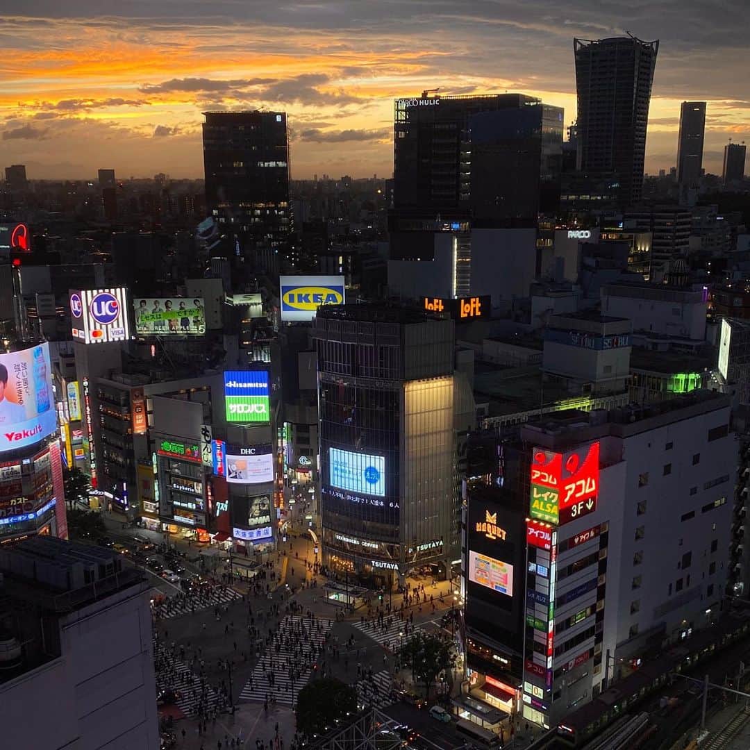 林信行のインスタグラム：「#渋谷スクランブルスクエア からの夕焼け」