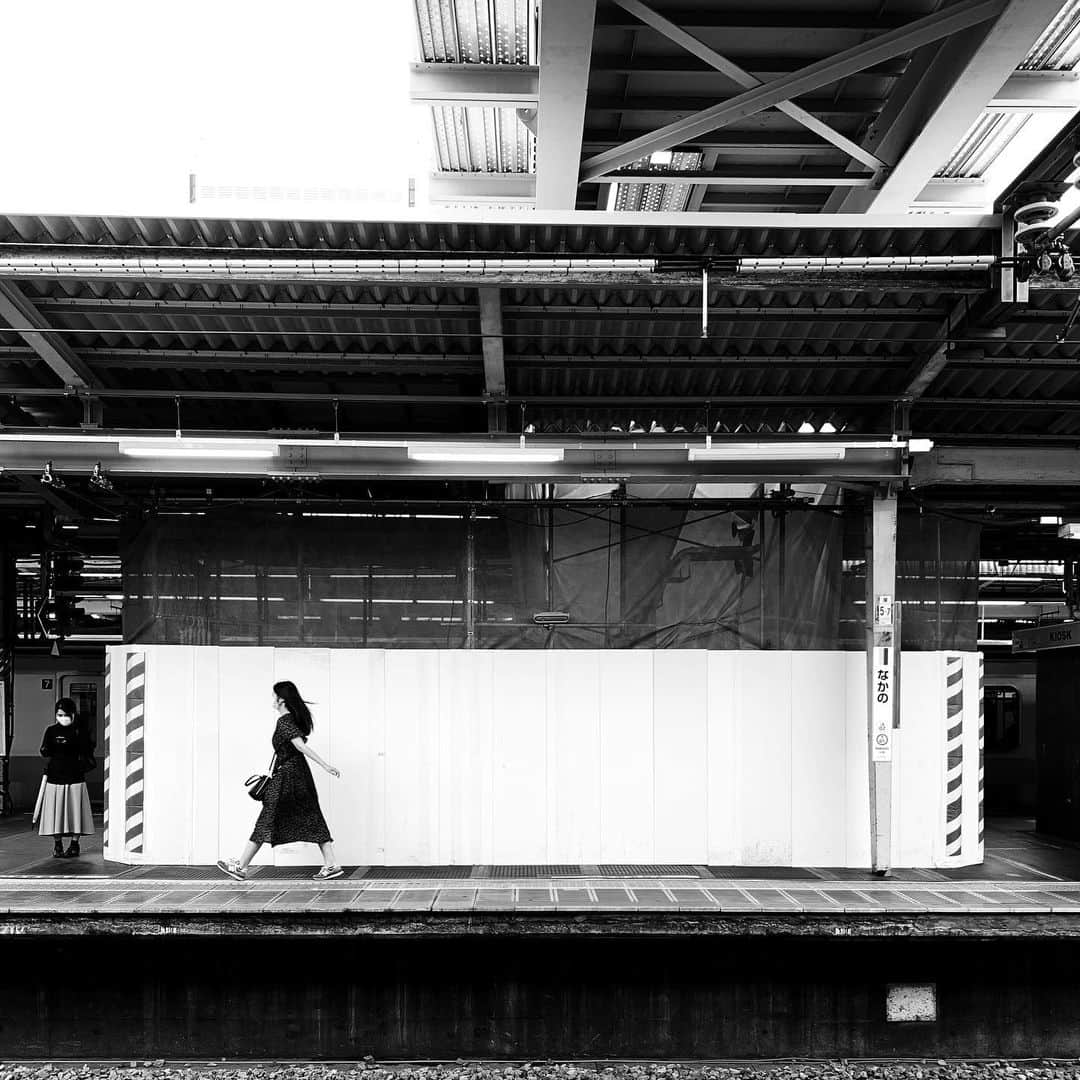 naotakeのインスタグラム：「駅 - A station / iPhone XR & Snapseed, 20200705 . . 東京は雨が上がり夕焼け空。 . . #spicollective #royalsnappingartists #infamous_family #rsa_main #infinity_photo_cult #2_fineart #jp_gallery_member #jp_gallery_bnw #trb_bnw #wp_bnw  #bnw_life #bnwlife_member #bnw_life_shots #bnw_captures #world_bnw #top_bnw #team_jp_ #team_jp_モノクロ #ig_energy_bw #ig_nihon #streetphotographybnw #igersjp #blackandwhite #bnw #bnwphoto #monochrome #bw #bnwphotography #ShotOniPhone #shotoniphoneXR」