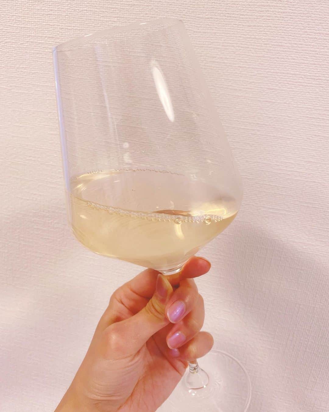 妃海風さんのインスタグラム写真 - (妃海風Instagram)「. . やっばい。 甲州ワイン、 美味しすぎるやん‼️😍✨✨ . めちゃくちゃ飲みやすい。 . また山梨いかねば。。笑❤️ . .」7月4日 19時14分 - fuhinami_official