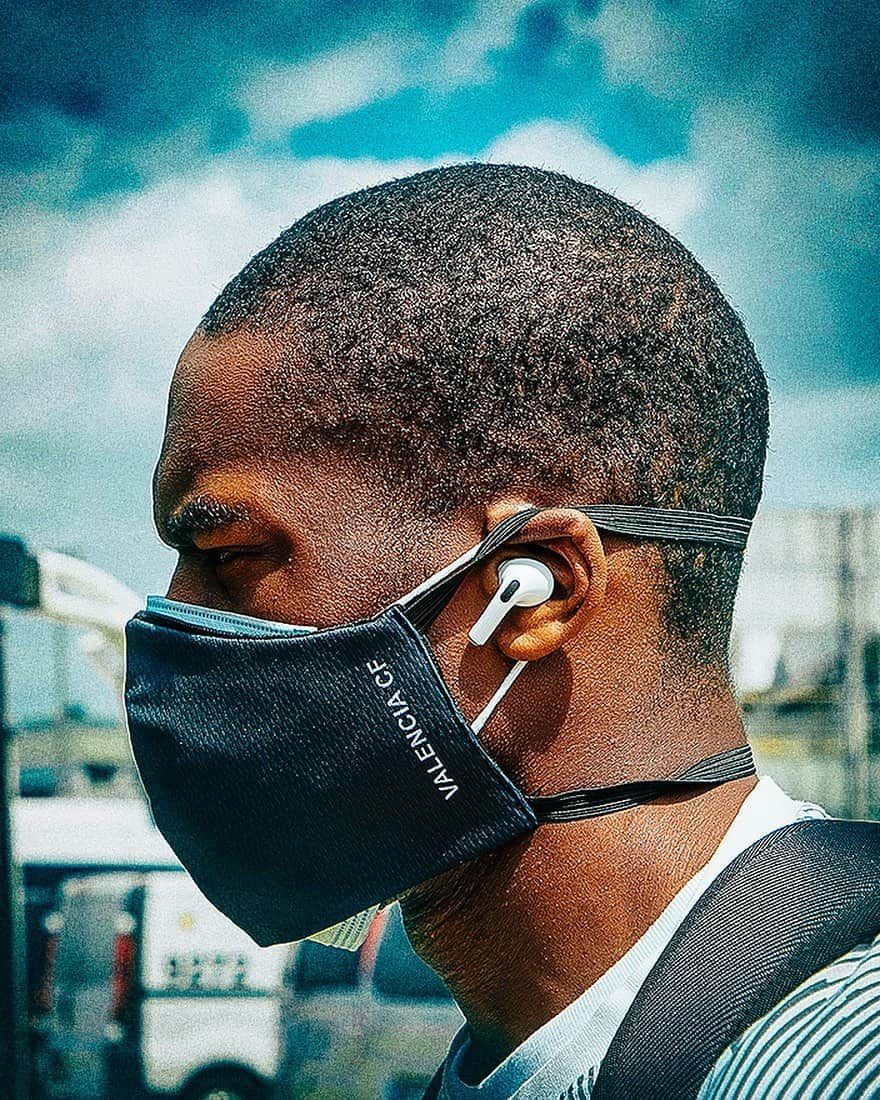 バレンシアCFさんのインスタグラム写真 - (バレンシアCFInstagram)「En route 🔄 Granada 🛫  . @kondogbia 👌🏽🔝 @bthetravelbrand . #GranadaValencia 🔴🦇 #AMUNTWorld 🌍」7月4日 19時24分 - valenciacf