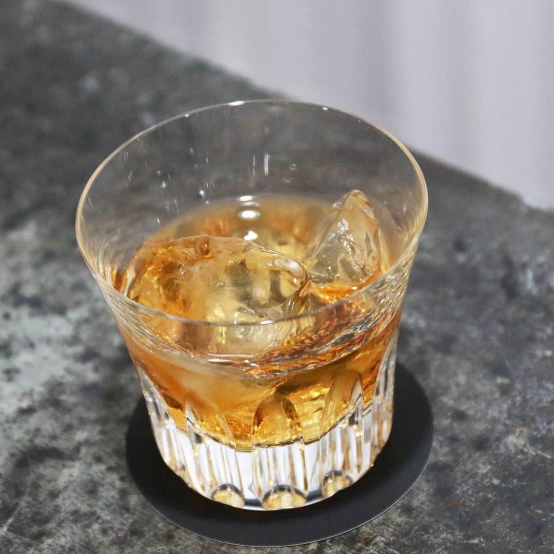 馬場裕之のインスタグラム：「シナモン焼酎🥃 『材料』 芋焼酎4合瓶1本（僕は芋が合うと思いますが、お好きな焼酎で） シナモンスティック1本 ①焼酎の瓶にシナモンスティックを入れて1日おくだけ。時間が経つにつれどんどんシナモンフレーバーがよく出てきます。 シナモン×芋焼酎、意外と合いますよ。 ロックやソーダ割、アーモンドミルクや豆乳、牛乳と割っても美味しいですよ。 蜂蜜や、お砂糖入れて甘くしても。  #新しい日常  #一緒にやってみよう #おうちごはん  #吉本自宅劇場  #馬場ごはん」