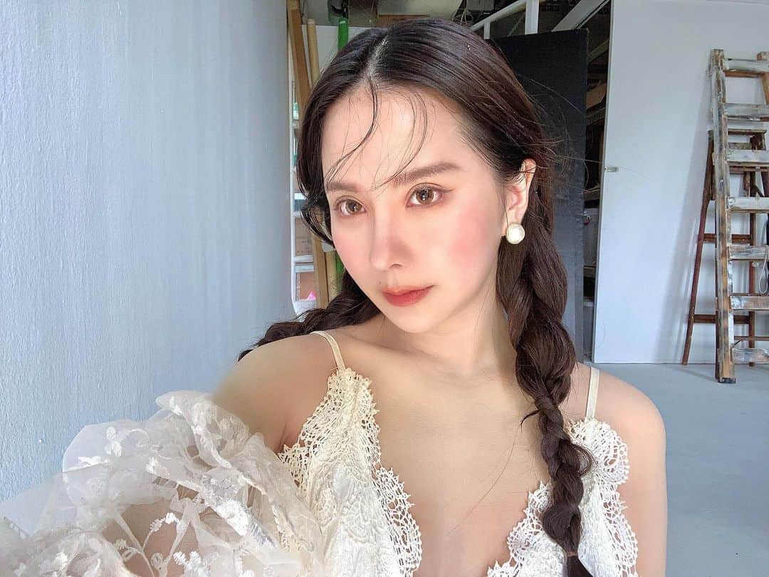 Abby Chenのインスタグラム：「Me without tattoos 9年來沒看過自己沒有刺青的樣子🙈🤍 今天再次重現📷 期待成片出爐～」