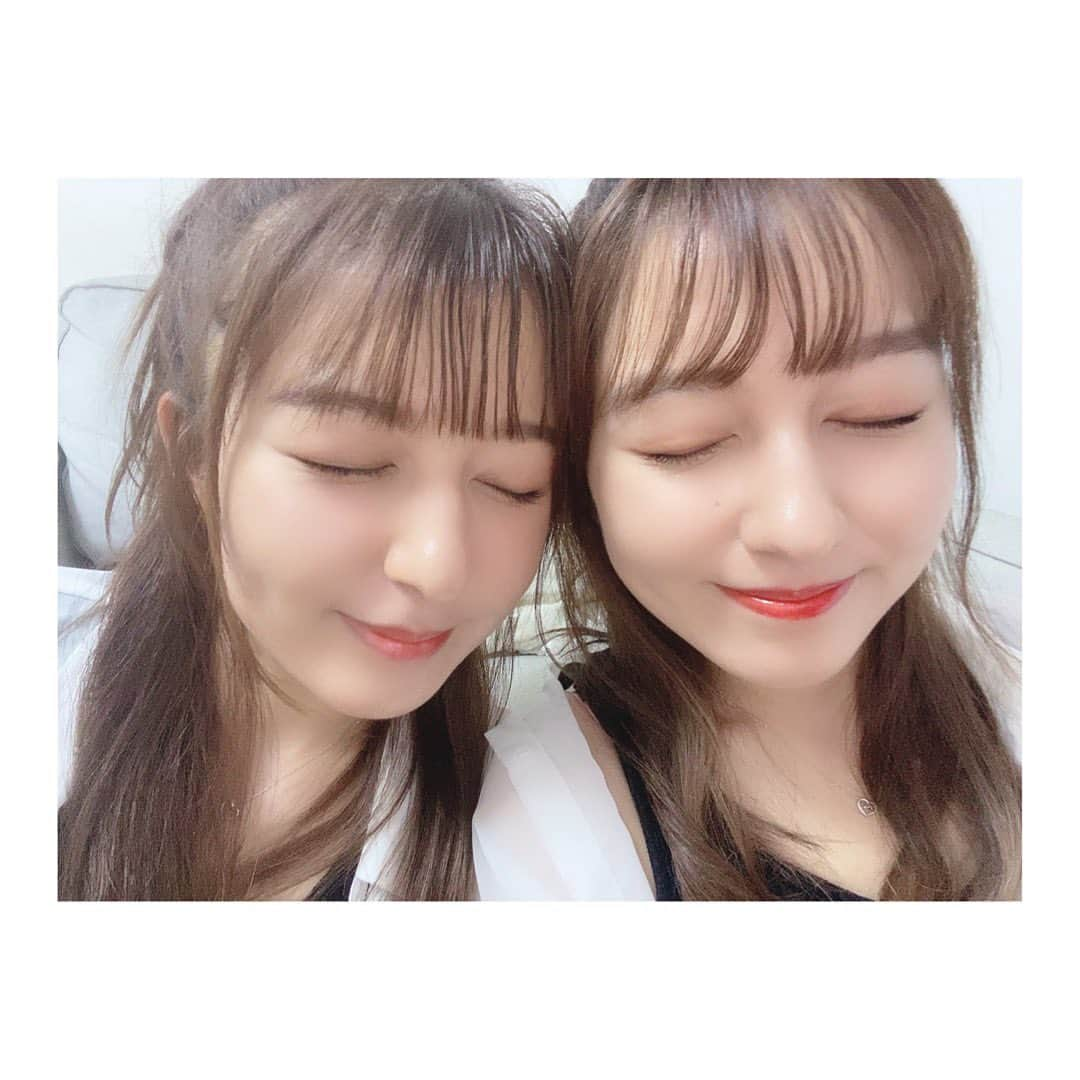 りかりこさんのインスタグラム写真 - (りかりこInstagram)「今日のTikTokは 双子をテーマに撮ってみました🍒♥️ この写真も似てる…よね？笑 撮りながら、にとるー！って 2人で言ってた🤣 . 【お知らせです！】 今日23時台(予定) TikTok OTODAMA24時間LIVE に出演させていただきます♥️ tiktokの（tiktokjapan)アカウントで みれますー🎥 是非みてくださいね〜！ . #リカリコグラム #りかりこ#双子 #tiktok#ティックトック #twins#セルフィー#selfie  #双子コーデ#いいね #followｍe#love #ライブ#live」7月4日 19時29分 - rikariko_official