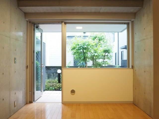 グッドルームさんのインスタグラム写真 - (グッドルームInstagram)「▼木々に映えるイエロー  お庭のある静かな生活。 都内なのにゆったりと暮らせます！  ※写真と文章は1階の同間取り別部屋のものです ⁠ -------------------⁠ ⁠ 東京 #新江古田 2LDK 50.51㎡  お庭付き2LDKのメゾネット。  1階の廊下は微妙に湾曲しているので 玄関から全てが見えないつくり。 壁や扉は全て淡い黄色で塗装されていて、 やさしい雰囲気です。  お部屋は決して広くないのですが、 奥にお庭があるので開放的！ エアコンが木のルーバーで 軽く隠されている感じもいいです！  2階はリビングと、奥は寝室かな。 キッチンとひと続きになった カウンターもgood！ テーブルもお部屋に合うように デザインされてるところに好感が持てます。 ⁠ ・⁠ こちらの物件は実際に住めるお部屋です。詳細はストーリー、ハイライトにて！⁠ ・⁠ こだわりのお部屋探しは、@goodroom_jp から URLをチェック！⁣⁣⁣⁣⁣⁣⁣⁣⁣⠀⁣⠀⁠ ・⠀⁠ ※最新のお家賃につきましては、リンク先物件ページからご確認ください。⁠ ⁠・⁠ #goodroom #interiordesign #decoration #myhome #homedesign #interiordecor #urbanlife #apartment #tokyo⁠ #東京 #生活 #シンプルな暮らし #シンプルライフ #日々の暮らし #引っ越し #暮らしを整える #二人暮らし #物件探し #お部屋探し #お洒落な暮らし #理想の空間 #空間デザイン #間取り図 #賃貸⁠ #丁寧な暮らし #メゾネット  #お庭のある暮らし  #コンクリート打放し  #階段のある家」7月4日 19時30分 - goodroom_jp