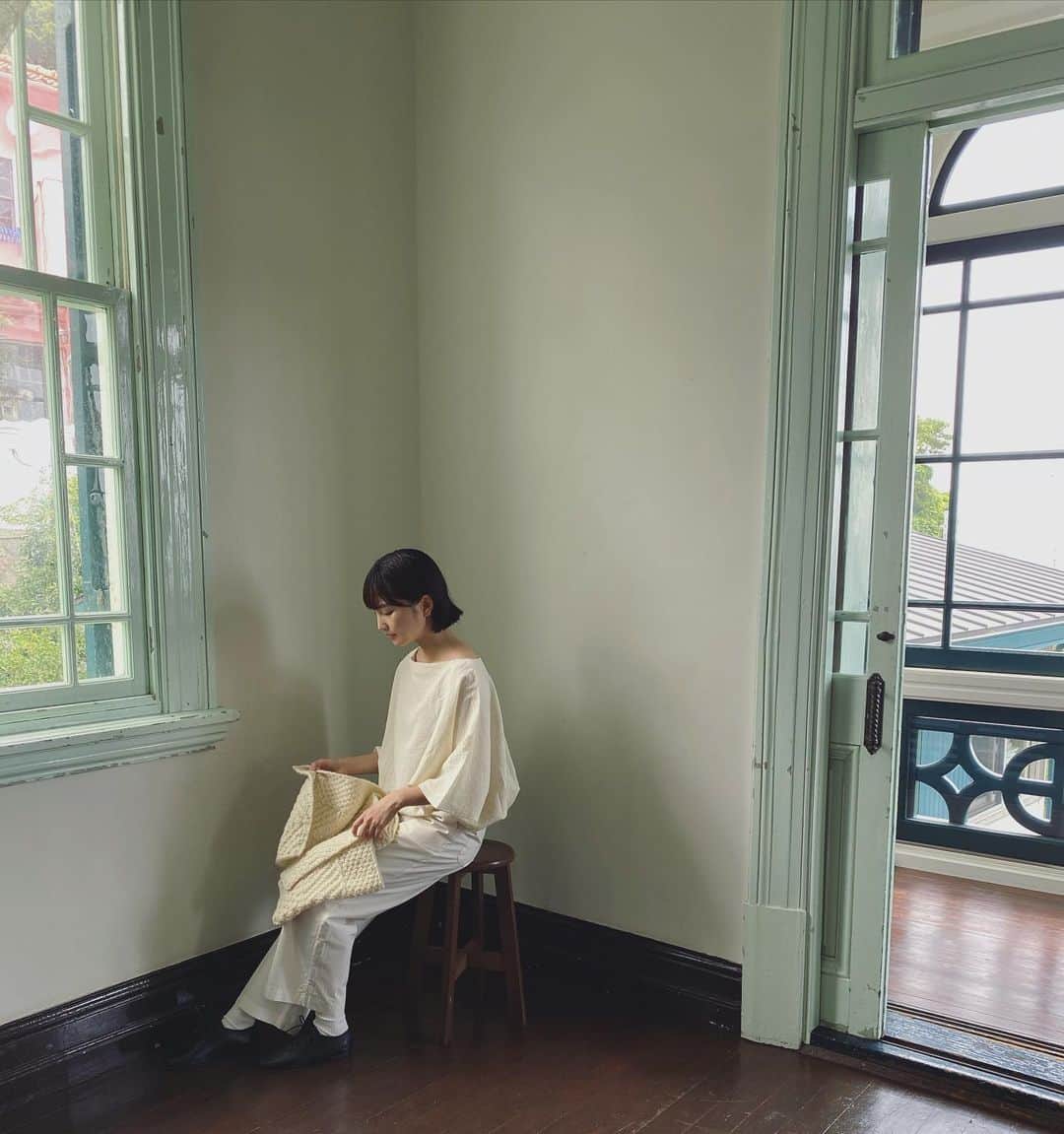 松本妃代のインスタグラム：「. オフショット。 きらきらした海の風景が見える建物 穏やかな時間でした🐋🌿」