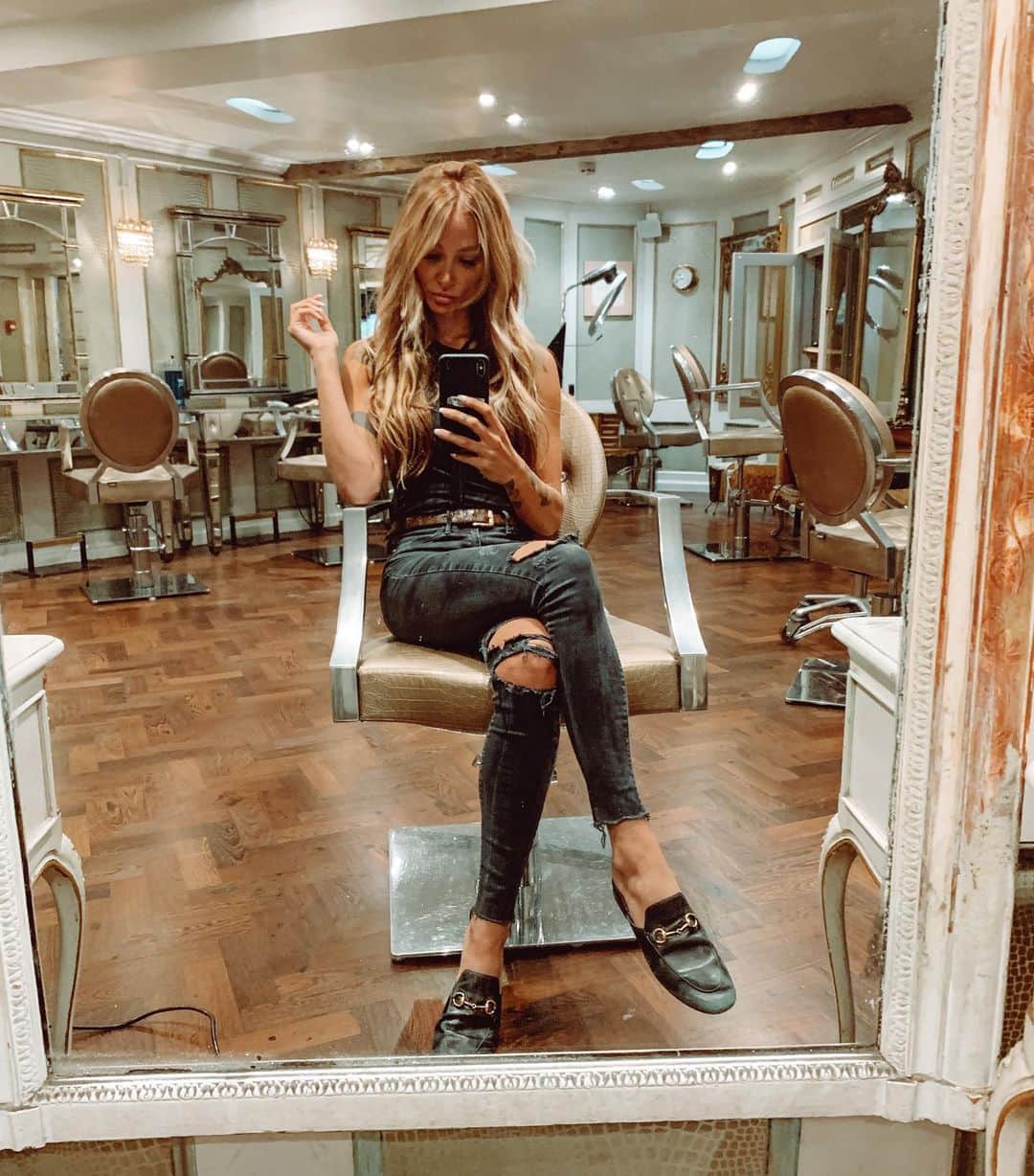 ルー・ティーズデールのインスタグラム：「ALL HAIL HAIRDRESSERS 🎈✂️」