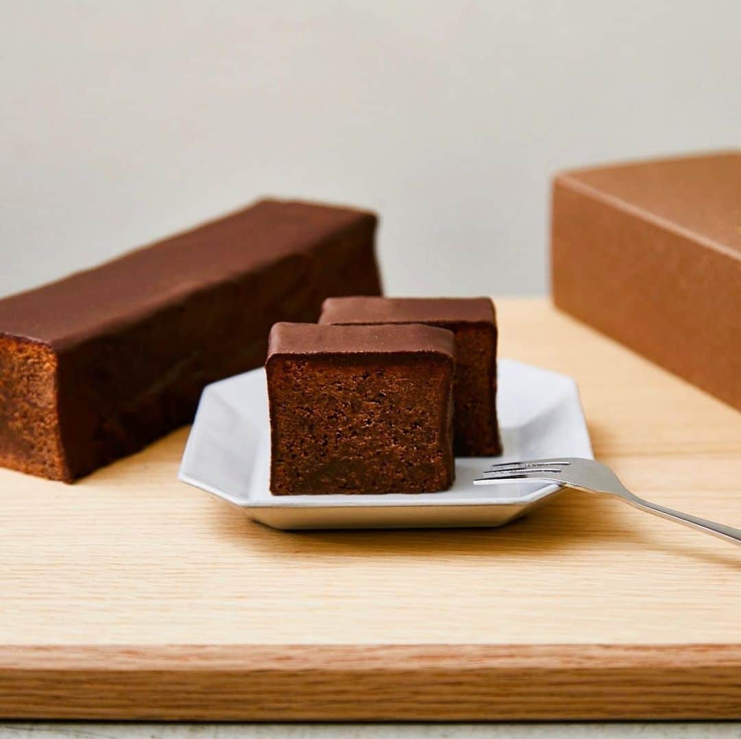 のインスタグラム：「【一時完売のお知らせ】Minimal The Baking 代々木上原の限定商品『ガトーショコラ -ソフト- マイルド／ブラッドオレンジ』の2種は、大変ご好評につき一時完売となりました。﻿ いつもありがとうございます。﻿ ﻿ 7/5（日）から再販を予定しておりますので、今しばらくお待ちください！﻿ ﻿ ﻿ #MinimalChocolate #MinimalBeanToBarChocolate #BeanToBar #BeanToBarChocolate #craftchocolate #ミニマルチョコレート #ミニマルビーントゥバーチョコレート #ビーントゥバー #板チョコ #クラフトチョコレート #カカオ #富ヶ谷 #奥渋  #代々木上原  #銀座 #おうちカフェ #スイーツ部 #手土産 #東京カフェ #カフェ巡り #東京グルメ #tokyo #お取り寄せスイーツ #生ガトーショコラ #ガトーショコラ #限定スイーツ」