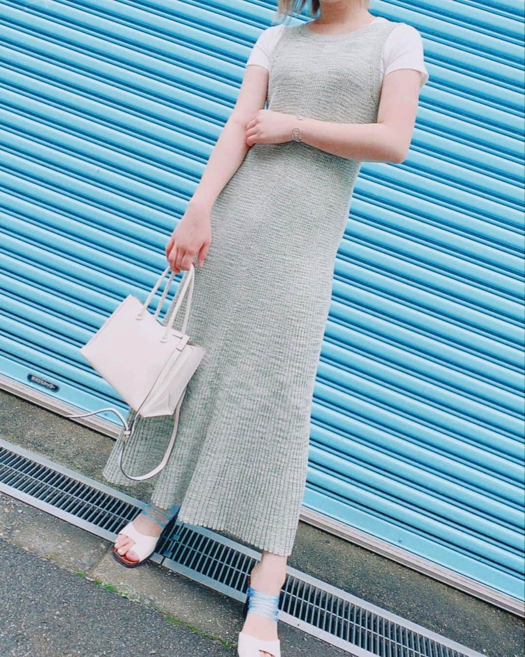 こなんさんのインスタグラム写真 - (こなんInstagram)「. . 形が綺麗でシンプルな お洋服に最近ハマってる 今日は全身大好きな @_juemi_ ❤︎  いつも靴擦れするけど このサンダルはしないから めちゃいい😭🔥  #juemi#zara#ワンピース#ホワイトコーデ#サマーニット#シンプルコーデ」7月4日 19時53分 - konan_610