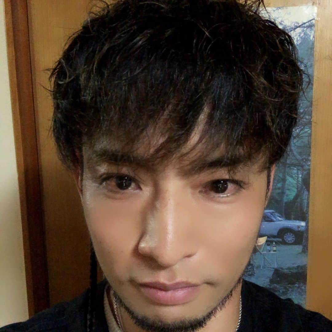 ジュンペイのインスタグラム：「. イメチェン . 2週間前にしたばっかやのに . またチェンジ . まー、イメチェンしたかったってより . ジメっとしたこの時期に . 前髪をUPしたかったとゆー . 個人的には長くて結んでる方が好き . ま、でも男は黒髪短髪だよねw . #イメチェン #黒髪短髪 #短髪男子」
