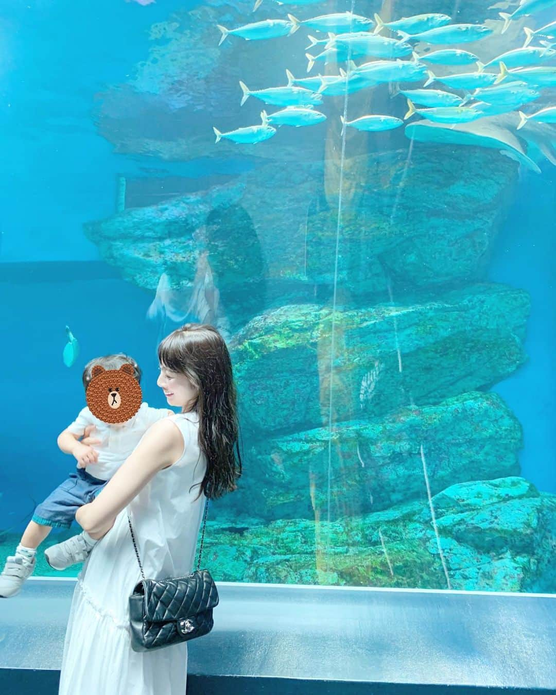 越馬千春さんのインスタグラム写真 - (越馬千春Instagram)「. . 水族館へ🐟🐬💓 . . 息子は歩くようになってからは 初めての水族館でとっても楽しそうでした✨ . 週末は予約制なので密を避けて、ゆっくりイルカショーも見れて有り難かったです😌💓 . . 今日は息子と#ホワイトリンクコーデ  にしました🤍👩🏻👦🏻🤍 . #水族館#seapark#aquaparkshinagawa #アクアパーク#品川#アクアパーク品川#イルカショー#🐬#ママ#男の子ママ#ママライフ#子連れ水族館#リンクコーデ#息子とリンクコーデ#ホワイト#ホワイトリンクコーデ#1歳男の子#男の子ママ#👩🏻#onepieceholic#コーデ#コーディネート#親子コーデ#おやこーで」7月4日 19時56分 - chiharukoshiba