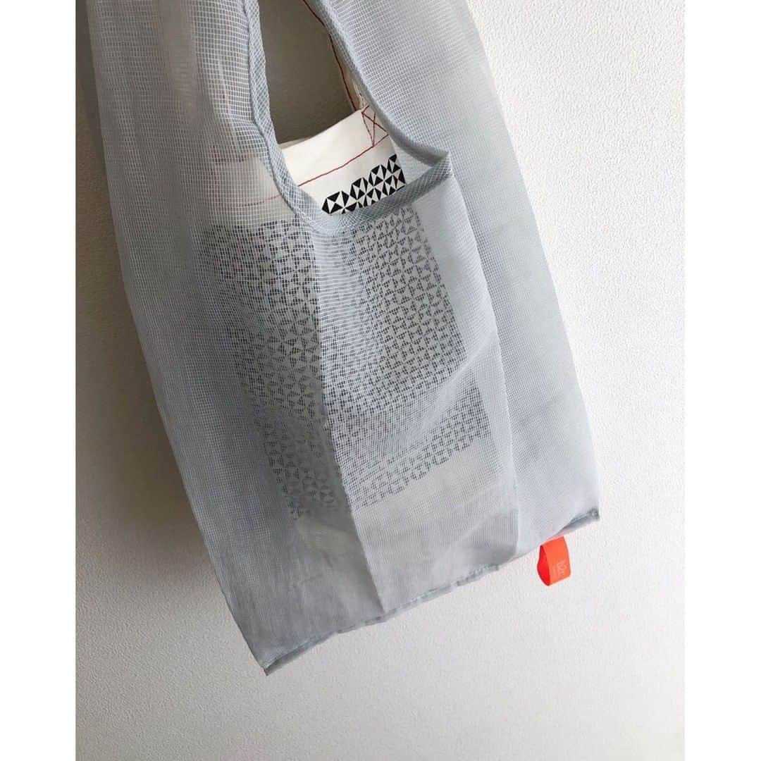 sarasa design storeさんのインスタグラム写真 - (sarasa design storeInstagram)「｜コンビニも袋が有料化、、、かばんに入れておいても邪魔にならないコンパクトなサイズのエコバッグ⠀ ⁣・⠀⁣⠀⠀ ⁣⁣────────────────────⠀⁣⠀⠀ ⁣⁣・⠀⁣⠀⠀ ⁣⁣●b2c コンパクト エコバッグ トランスメッシュ⠀⠀ ⁣定価：	1,320円 (税込)⠀ ⁣・⠀ ○サイズ：約30x62cm⠀ ○カラー：ライトグレー、イエロー、レッド、カーキ、ブラック、ダークブラック⠀ ⁣・⠀⁣⠀⠀ ⁣⁣▶お買い物は @sarasa_design アカウントトップから。⠀⠀ ・⠀⠀ ⁣────────────────────⠀⁣⠀⠀ こちらの商品を @an.ak______ さま に撮影協力いただき、⠀⠀ 以下のコメントと共にご紹介いただきました。⠀⠀ ご協力ありがとうございました。⠀⠀ ───⠀⠀ ・⠀ 来月からコンビニも袋が有料化⠀ ってことでコンビニやデパ地下や⠀ ちょっとした買い物用に⠀ カバンに忍ばせておけるコンパクトなエコバッグを☝︎⠀ 透け感があって⠀ 普通に持ってもかわいい！⠀ .⠀ ちなみに…⠀ スーパーでの大量買い用には⠀ IKEAやカルディの物をよく使ってます🌱⠀ .⠀ @sarasa_design⠀ .⠀ #ecobag #ecology #eco #bag #instadaily #isabelmarant #pr #サラサデザイン #エコバッグ #エコバック #暮らし⠀ ・⠀ ────────────────────⠀⠀⠀ #sarasadesign をつけて投稿いただいた中からお写真をご紹介する場合がございますので、ぜひ投稿してみてください！！　素敵なお写真お待ちしております！！⠀⠀ ────────────────────⠀⠀ ⁣・⠀⠀ #sarasadesign⁣⠀⁣⠀⠀ ⁣⁣・」7月4日 20時00分 - sarasa_design