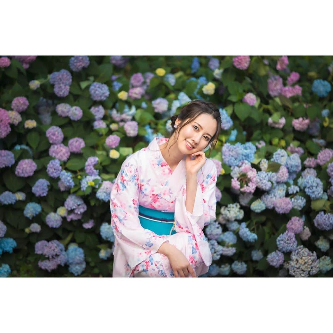 相場詩織さんのインスタグラム写真 - (相場詩織Instagram)「【秋田県男鹿市 雲昌寺💠】﻿ ﻿ 今年初の浴衣は﻿ 雲昌寺さんで着ました。﻿ 毎年紫陽花と同系色の浴衣を着ていたのですが﻿ 今年はあえて外して大好きなピンクを✨﻿ ﻿ アジサイ寺こと雲昌寺さんは﻿ 毎年足を運んでいる大好きな場所。﻿ 来るたびにまた違った素敵なポイントが見つかるので﻿ 来るたびに愛おしくなる﻿ 心が安らぐ大切な場所です😌﻿ ﻿ 今年は開催すること自体﻿ すごく大変だったと思います。﻿ それにも関わらず万全の対策を行い﻿ 私たちに今年も素敵な景色を見せてくださって﻿ ありがとうございました✨﻿ ﻿ ＊撮影は感染症予防対策のため﻿ 特別な許可をいただき、﻿ お客様がいない時間帯に撮影を行い﻿ 撮影中のモデル以外は全員マスク着用でした。﻿ ﻿ お知らせ📣﻿ ただいま寛文五年堂さんの夏verのCMが﻿ 流れています✨﻿ 御中元にいなにわそうめん&いなにわうどんは﻿ いかがでしょうか？﻿ 簡単に美味しく調理が出来て喜ばれますよ☺️💗﻿ ﻿ ﻿ #japan #akita #instagood #instalike #yukata #kimono #hydrangea #秋田 #男鹿 #雲昌寺 #撮影﻿ #浴衣 #浴衣ヘアアレンジ #浴衣ヘアメイク #着物﻿ #和装 #ポートレート撮影 #あじさい寺 #絶景﻿ #撮影スポット ﻿#あきたびじょん #秋田を旅しよう」7月4日 20時00分 - shioriaiba0801