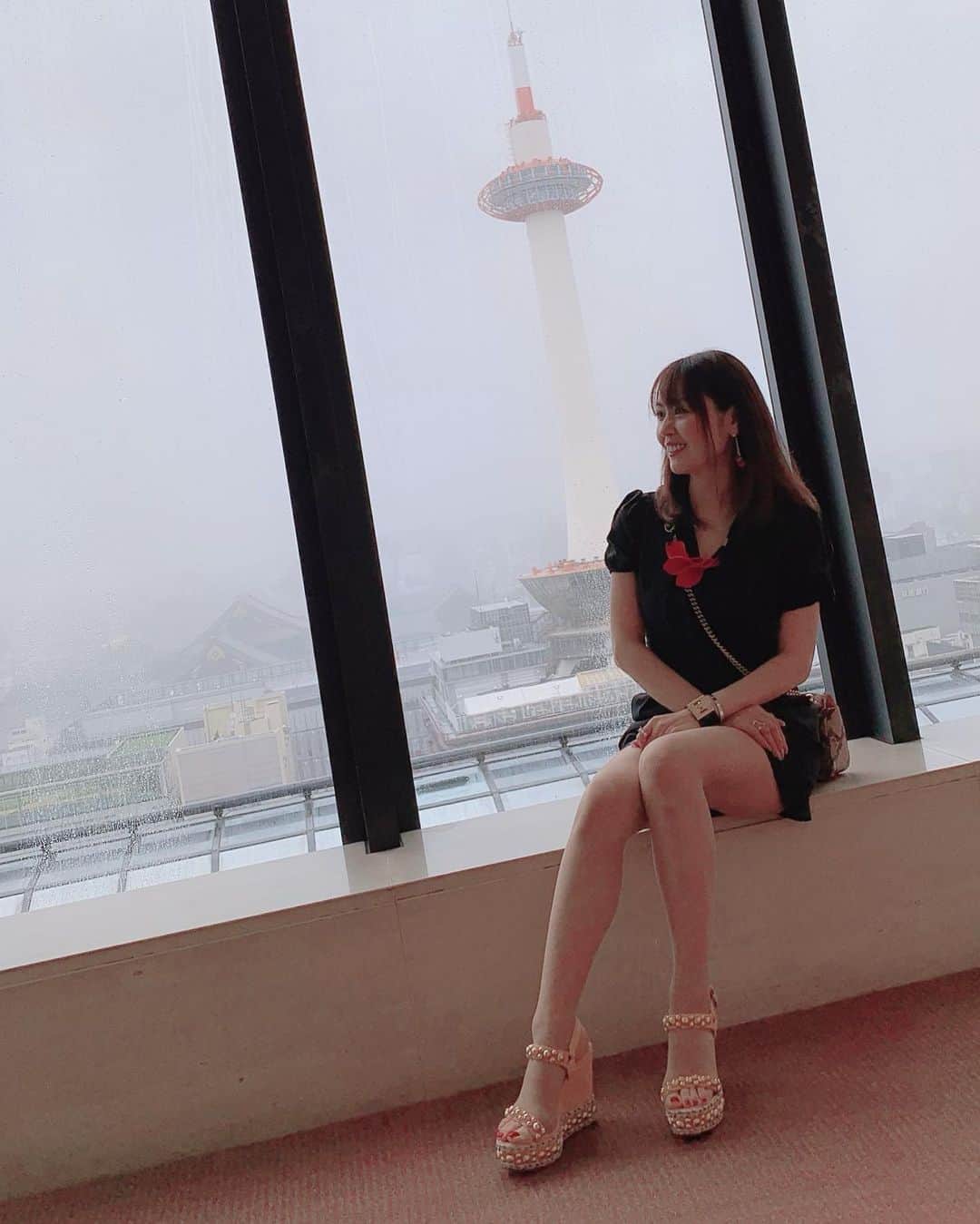 のインスタグラム：「こんばんは♡ おつかれさま♡ ・ かすかに見える京都タワー🗼😂 雨降っててしかも逆光だったので😅頑張ってこれでも明るくしたつもり🗼✨  #グランビア京都  から📷 ・ オールインワン  @jsfashion.jp  bag #GUCCI shoes #christianlouboutin  ・ ・ #京都#雨の日コーデ #雨ザザぶり#ファッション#オールインワン#京都駅#下からアングル」