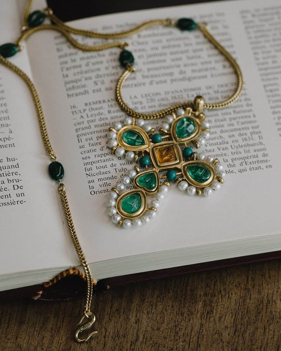 グーセンス パリのインスタグラム：「VENISE cross pendant adorned with tinted rock crystal cabochons, freshwater pearls and turquoise. . #📷 by @alix.marnat」