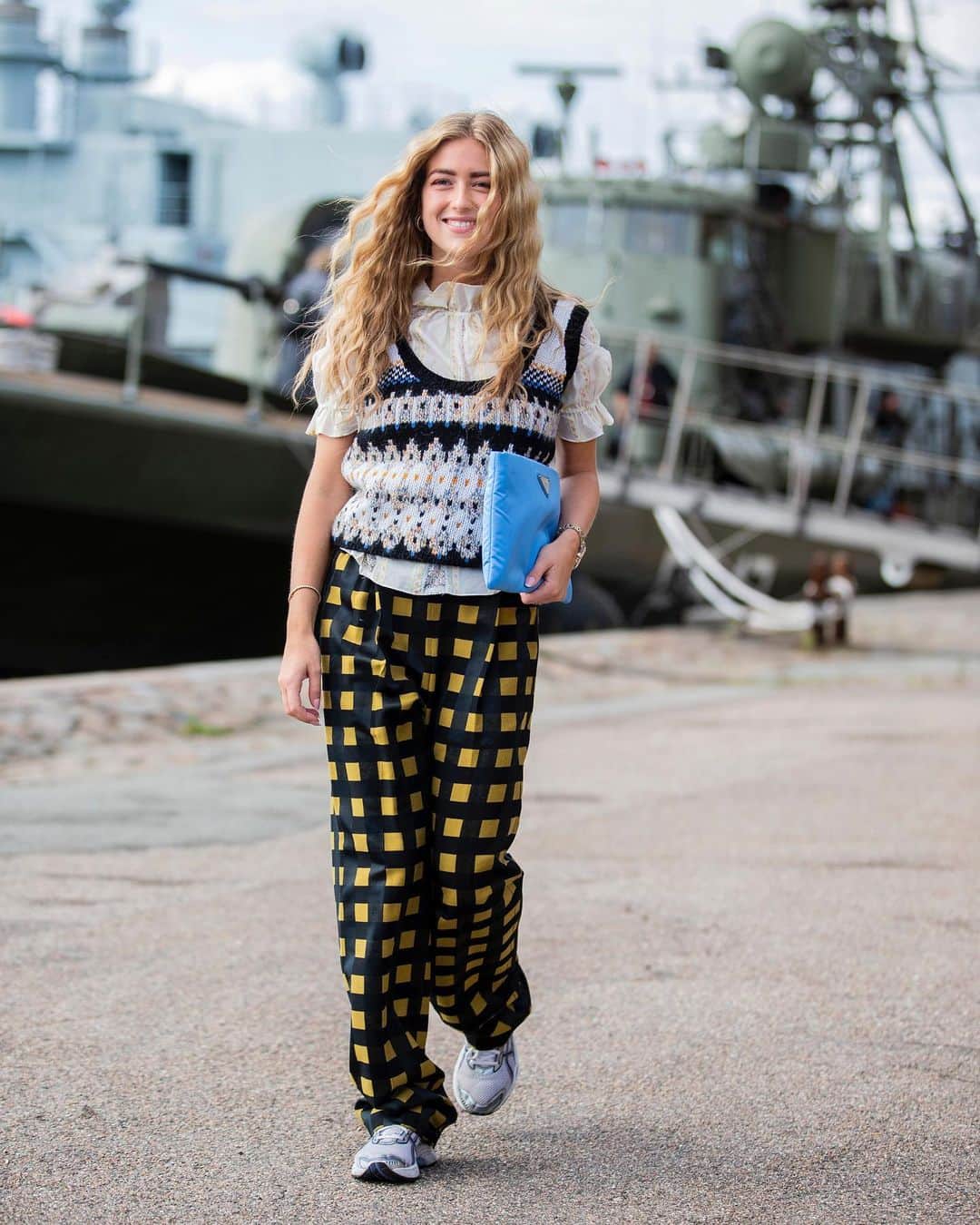 のインスタグラム：「スタイリング上級者のスタイルをお届けする「WHERE FASHION GETS PERSONAL」。ニットベスト×チェックのラブリーな男の子ルック。  ラッフルをあしらった半袖ブラウスにレースモチーフのベスト、ボトムはワイドなチェックパンツ、そしてスニーカー。コペンハーゲン出身のスナップ・クイーン、エミリー・シンリゥは、ボーイ&ガールの要素をミックスしたプレイフルな装いを披露✨  使う色を引き算した絶妙なバランス感が品よく着こなすコツ。 *ハーパーズ バザー7・8月合併号より  Photo: Getty Images #ハーパーズバザー #スタイリング #夏 #夏コーデ #夏ファッション #ファッション #コーデ #ボーイッシュコーデ #スニーカー #ニットベスト #パンツ #スナップ #ファッション誌 #harpersbazaar #harpersbazaarjapan #styling #fashion #summer #summerfashion #snap #sneakers #pants #knit」