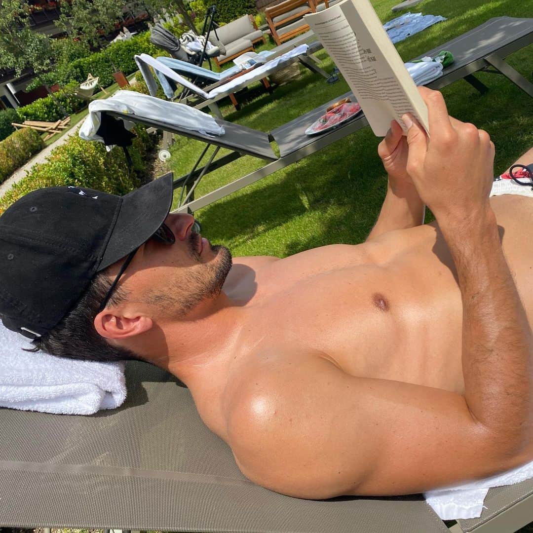 マッツ・フメルスのインスタグラム：「📚 🐛 aber nur im Urlaub...」