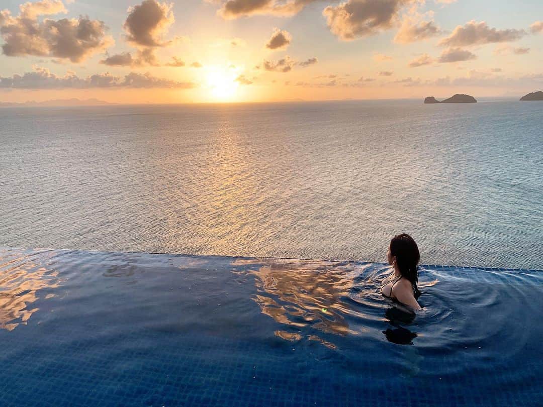 のインスタグラム：「Samui. Sunset. ここでいきなりサムイ島。  夕焼けに癒されてね、みんな。」