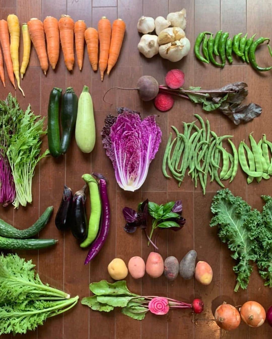 安井友梨さんのインスタグラム写真 - (安井友梨Instagram)「YURI's secret㊙️  【vol.22】 食べて美しくなれる美容食  ご紹介いたします💗💗💗💗  続きは今日のブログをご覧下さい  店頭には出回らない、今旬の栄養満点の野菜ばかりです。  安心できる、生産者の方から、有機栽培野菜のお話、美味しい食べ方を直接お聞き出来るので、毎週全国各地からお取り寄せさせて頂いてます  @favo_link  @kikurinrin59  #おはぎ #ビキニフィットネス  #ダイエット #有機野菜  #無農薬野菜」7月4日 20時19分 - yuri.yasui.98