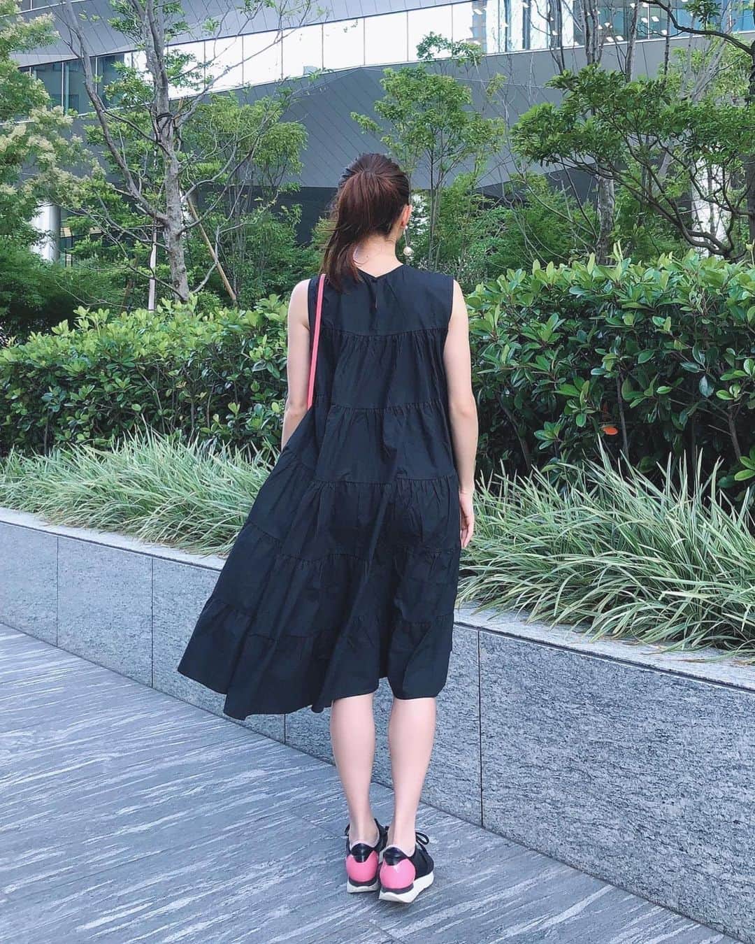冨張愛さんのインスタグラム写真 - (冨張愛Instagram)「夏の黒 今年も大好き。 ティアードワンピをスニーカーでカジュアルに☺︎ * onepiece ... #mite @mite__official  shoes ... #balenciaga @balenciaga  #instagood #coordinate #ootd #outfit #fashion #instafashion #meg_ootd #birkin25 #코디네이트 #패션 #카메라 #コーディネート #コーデ #ファッション #今日のコーデ #今日の服 #157cmコーデ #夏ワンピ #夏の黒 #ティアードワンピース」7月4日 20時19分 - megumitomihari