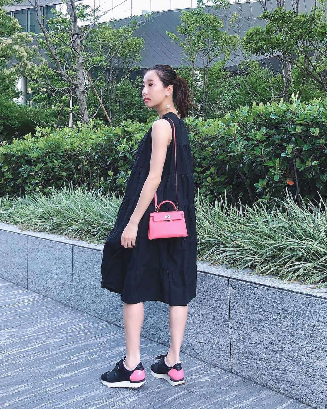 冨張愛さんのインスタグラム写真 - (冨張愛Instagram)「夏の黒 今年も大好き。 ティアードワンピをスニーカーでカジュアルに☺︎ * onepiece ... #mite @mite__official  shoes ... #balenciaga @balenciaga  #instagood #coordinate #ootd #outfit #fashion #instafashion #meg_ootd #birkin25 #코디네이트 #패션 #카메라 #コーディネート #コーデ #ファッション #今日のコーデ #今日の服 #157cmコーデ #夏ワンピ #夏の黒 #ティアードワンピース」7月4日 20時19分 - megumitomihari