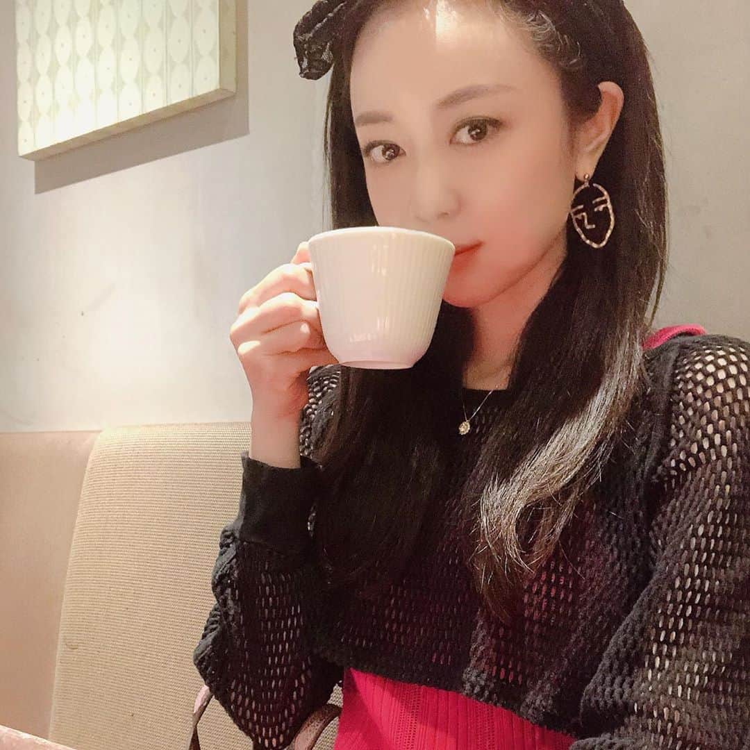 のインスタグラム：「扇風機を出したんですけど、毎年説明書を見ながら組み立てているんですけど、その時間がなんか優雅な気がしていて、とてつもなく好きです。  #瑛蓮 #扇風機 #優雅」