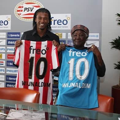 ジョルジニオ・ワイナルドゥムさんのインスタグラム写真 - (ジョルジニオ・ワイナルドゥムInstagram)「#OnThisDay in 2011 I signed for @psv where I would go on to win my first championship 🙏🏾With my grandma right by my side as always ♥️ ⠀ ⠀ Learn more about this and other highlights in my football journey so far 👉🏾 wijnaldum.com」7月4日 20時12分 - gwijnaldum