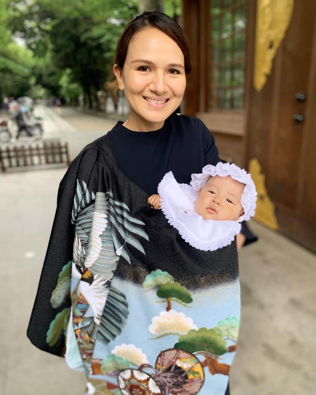 のインスタグラム：「お食い初めの日程と合わせてお宮参りに行ってきました⛩✨本当であれば30日で行くところを100日の日に✨大きな病気もなくスクスク育ってくれてありがとう💓3ヶ月たった今もお外に出る時間は少ないけれど、お外に出るとキョロキョロ周りを見渡して楽しそうにしているね💓今日は一度も泣かずにお利口にニコニコしてくれていてありがとう💓#お宮参り #3ヶ月baby」