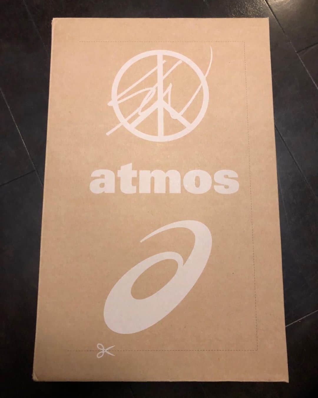 元木大介のインスタグラム：「atmos & asics & sean トリプルコラボ〜〜✌️👟 めっちゃカッコイイ〜〜 しかも白のライン入ってた〜〜㊗️ 嬉しすぎる〜〜明日から履きます👟 #元木の一言  #元木大介 #日本 #japan #プロ野球 #野球 #読売ジャイアンツ #ジャイアンツ #巨人 #giants #baseball #mfcstore」