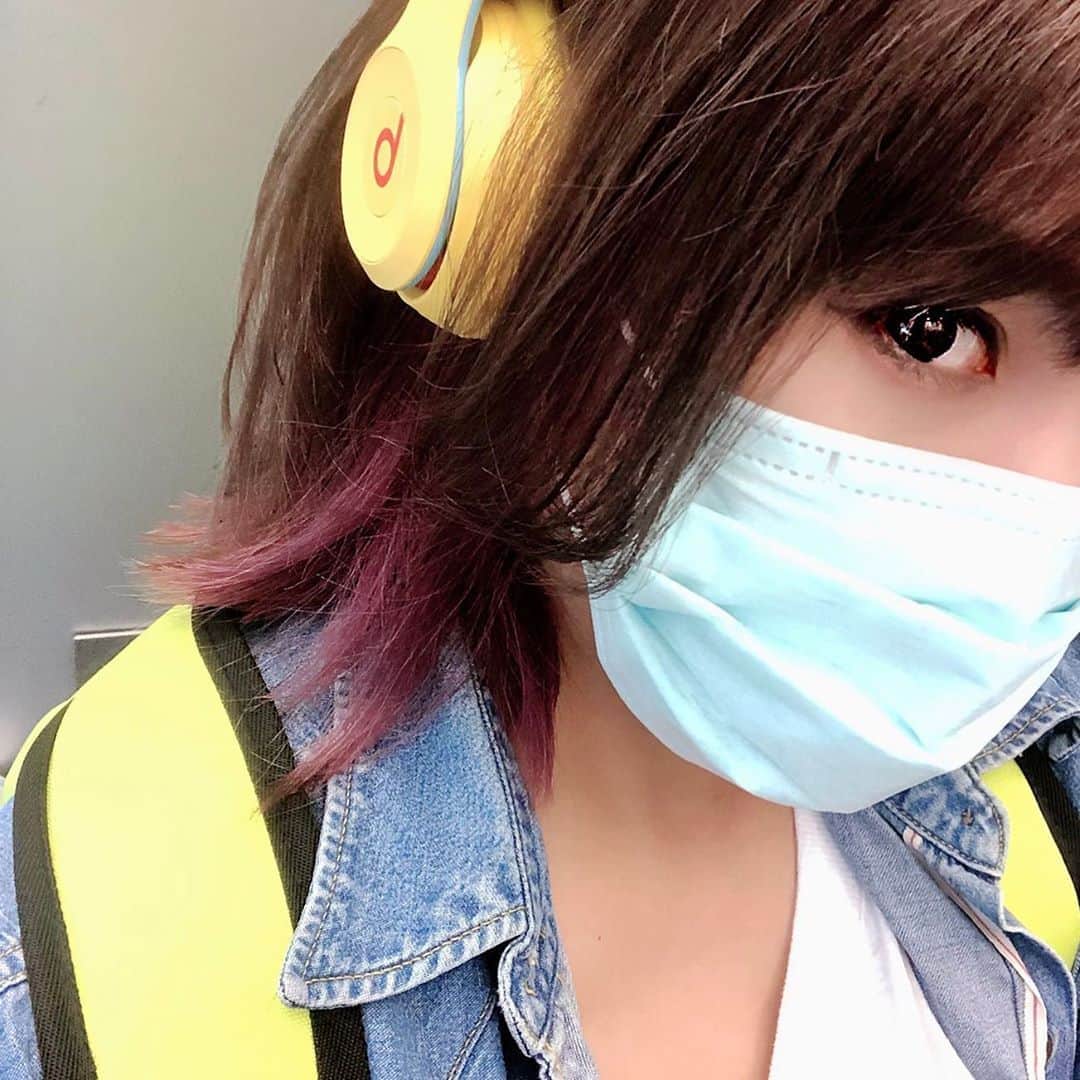 のインスタグラム：「黄色い仲間がふえたー！ ご機嫌ヘッドホン！ヘッドほん蔵と命名。よく小さい虫が寄ってくるのは黄色いせいだと思いたい。 #おにゅー #ヘッドフォン #黄色好き #虫がたかる #ご機嫌である」