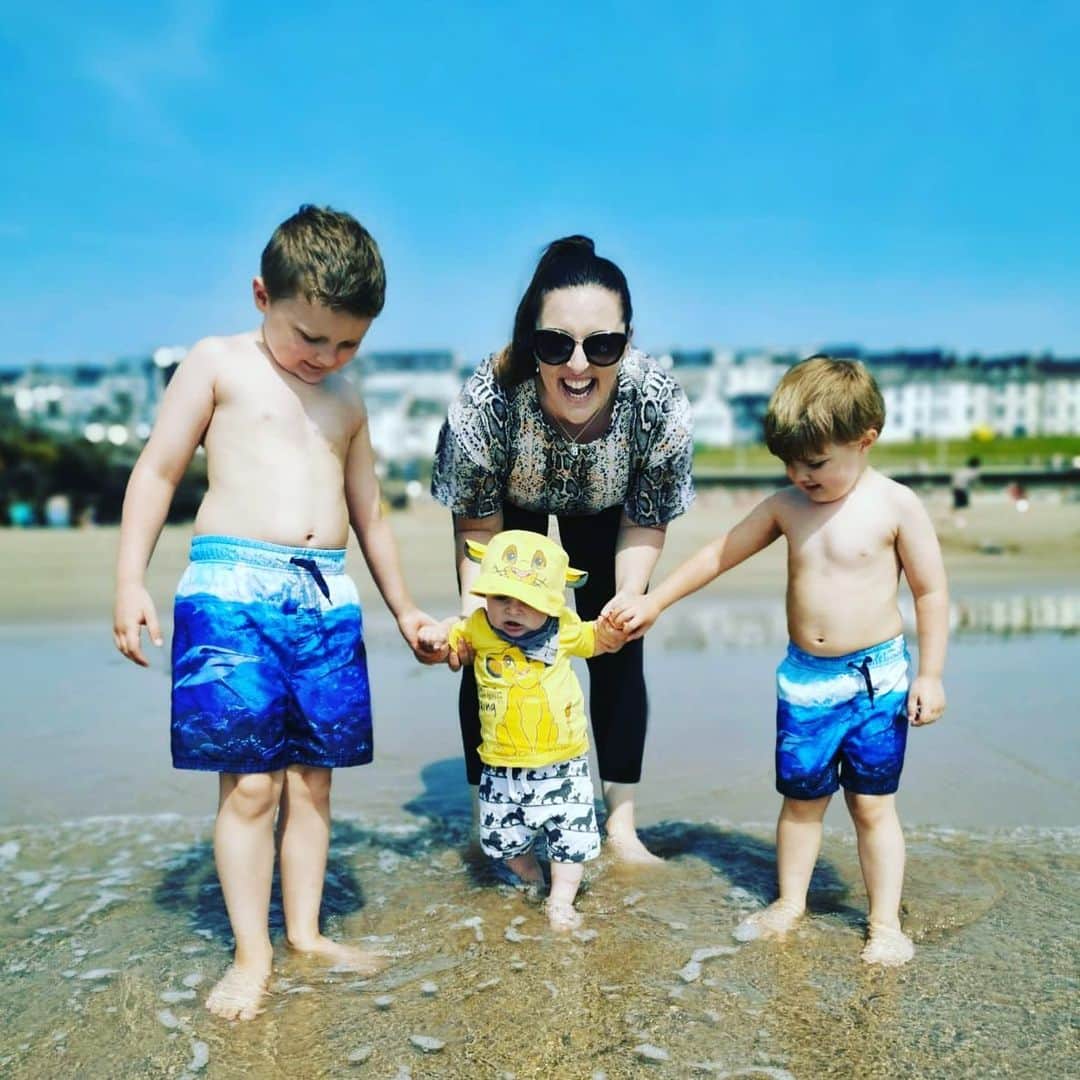 ジェナ・マッコーケルさんのインスタグラム写真 - (ジェナ・マッコーケルInstagram)「Loving life by the sea! Love this picture of Ben and his big cousins Jake and Max! #crazyboys #boyswillbeboys #fun #family 💙💙💙」7月4日 20時15分 - jenna_mccorkell