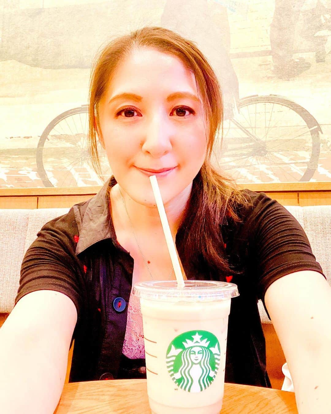 大越かず江さんのインスタグラム写真 - (大越かず江Instagram)「✨ｽﾀｰﾊﾞｯｸｽｺｰﾋｰ✨  暑い日にはアイスコーヒーが＼(o´ω｀o)／美味!!＼(o'ω'o)／  素敵時間過ごせてますか？？？  ✨ Starback coffee ✨  On hot days, iced coffee is \(o'ω`o)/ delicious!!\(o'ω'o)/  Do you have a nice time? ? ?  #スタバ好きな人と繋がりたい #starbucks #フラペチーノ #トレーニング女子 #trainingday #sexy #セクシー系 #ジム女子 #美肌ケア #女優好きな人と繋がりたい #美意識高い人と繋がりたい #コスメ好きさんと繋がりたい #幸福 #happy #東京 #tokyo #日本 #japan #おうち時間 #hometime #coffeetime #シミウスアンバサダーサポーターズ #ウォーキング女子 #美魔女モデル #actress #followforfollowback #sky #loveyou #筋トレ女子 #ダイエット仲間募集」7月4日 20時16分 - bluemoonseasky