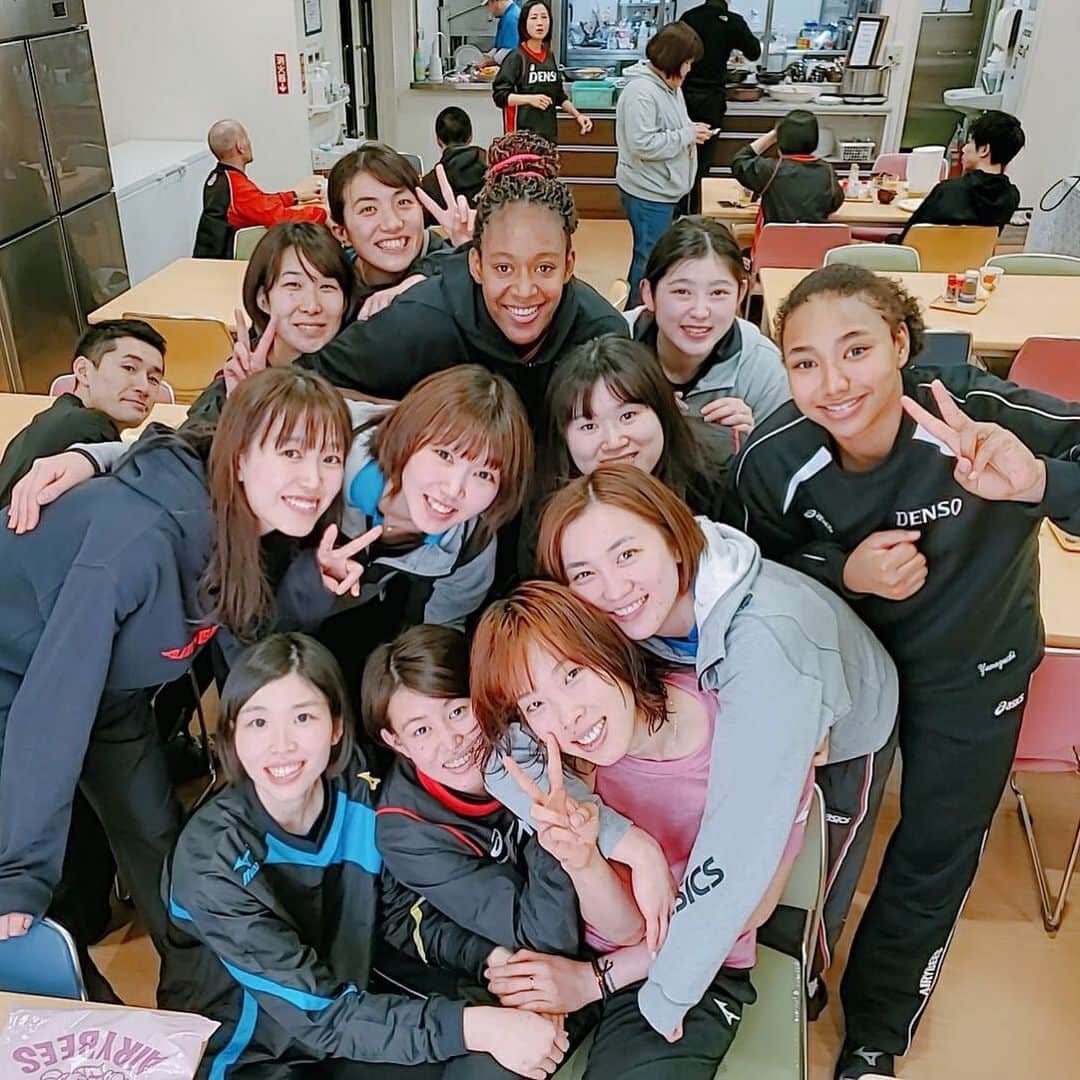 大竹里歩のインスタグラム：「🌹 Jacky♡ thuitran.tt♡  I miss you♡ I won't forget you💓  Thank you for everything 🥰  ジャッキーとは２シーズン✨ ティティとは１シーズン⭐  2人とも心が優しく可愛くて 本当に素敵な仲間でしたっ💓  また逢える日まで…😘 今まで本当にありがとう🥺♥️  【写真は過去のものです】 #デンソーエアリービーズ  #じゃきのすけティティ大好きよ #つたない英語ですいません #なぜか中村コーチまでカメラ目線笑 .」