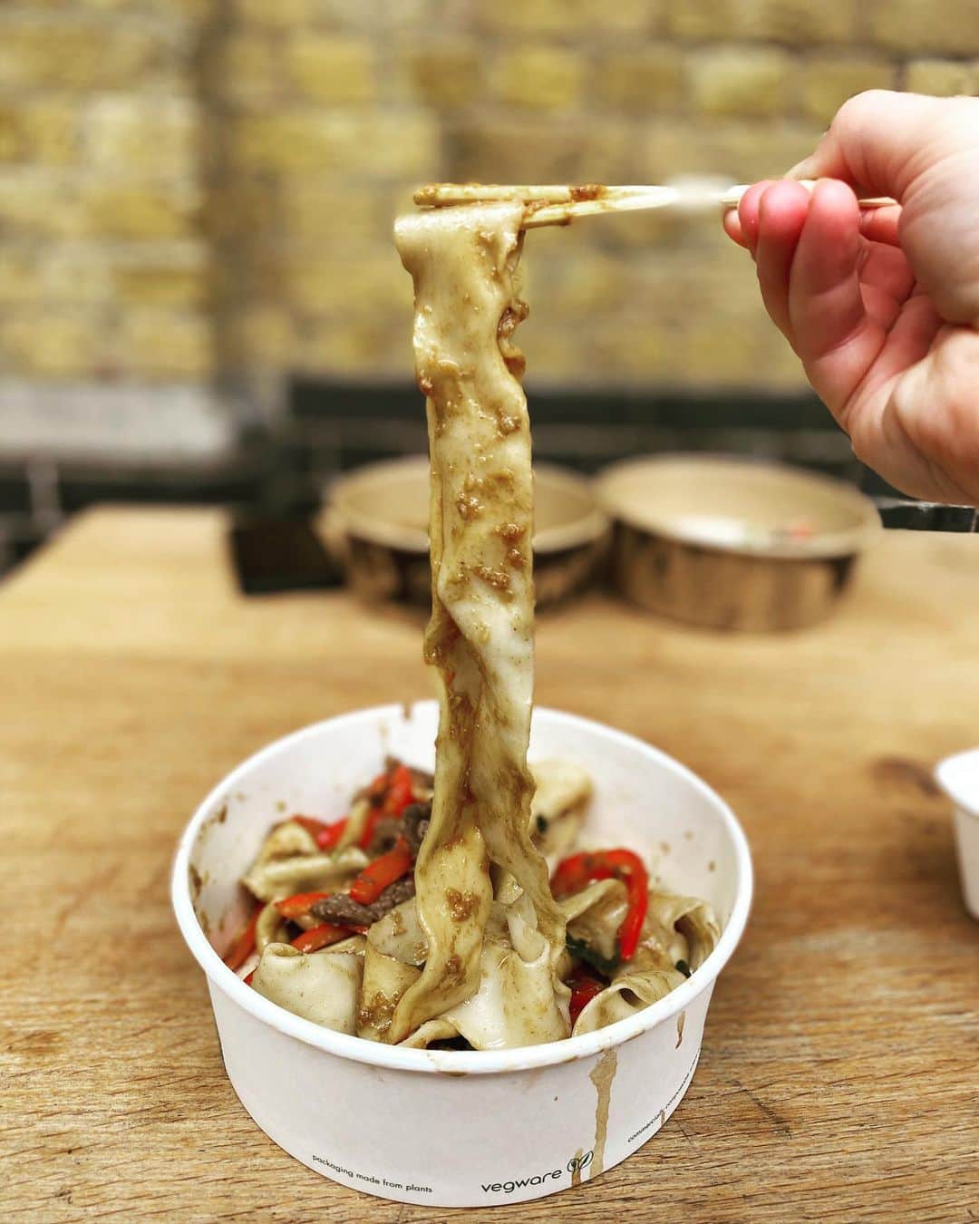 Eat With Steph & Coのインスタグラム：「I have missed noodle pulls a lot. 🍜 @fen_noodles  What noodle place are you visiting first?  📸 @thetessaproject #fennoodles #spitalfieldsmarket」