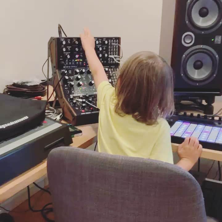 のインスタグラム：「Atlas jammin out. 🤩🌈❤️💕🌟💚」