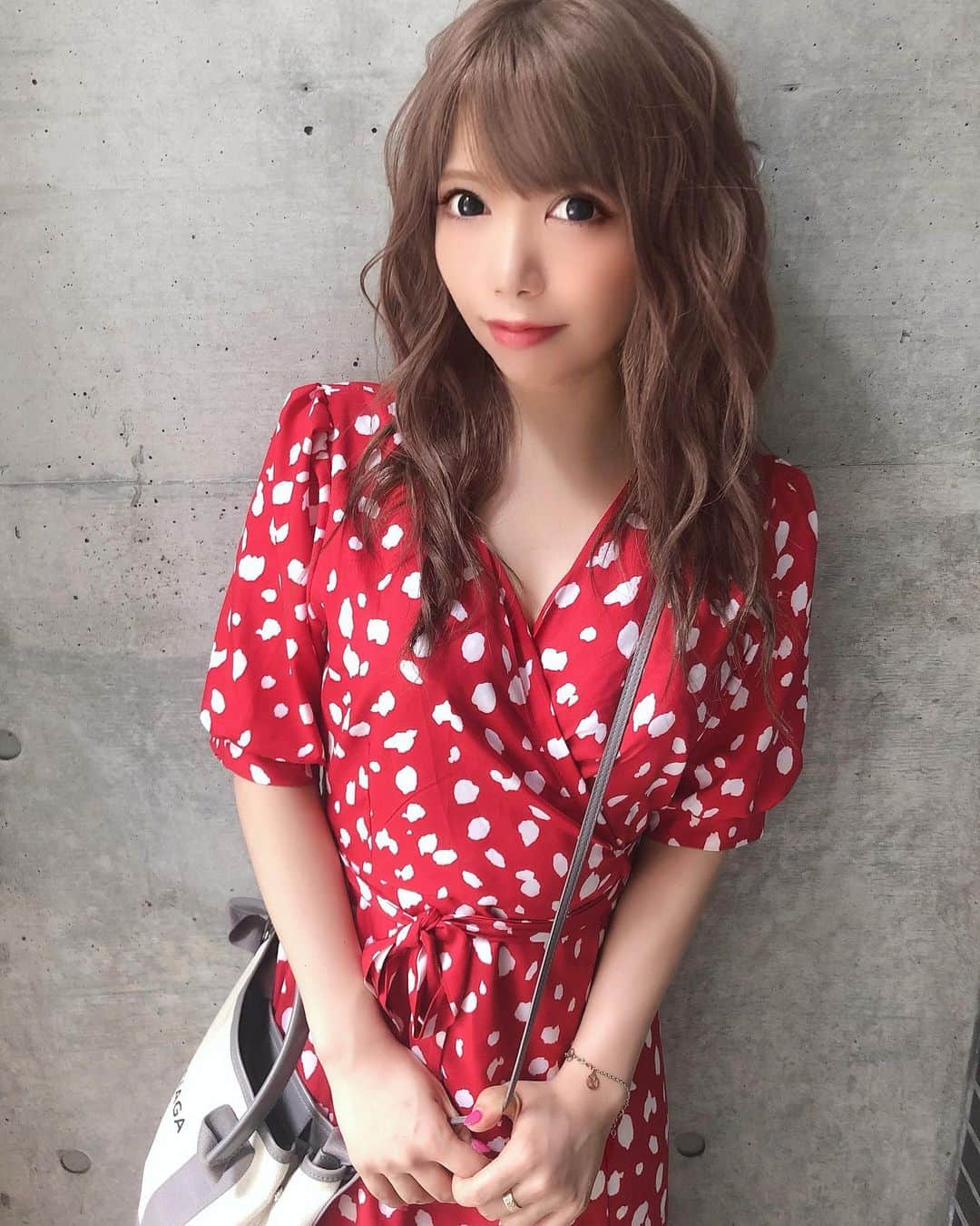 芹野莉奈さんのインスタグラム写真 - (芹野莉奈Instagram)「薄化粧バージョンせりのさん😇 . . え！なんか顔薄っ😦って思った人、正解です🙆‍♀️❤️ . 暑くなってからめちゃヘビロテしてる ラクちん着痩せワンピ @selectshop.lilly のだよ👗 . . もはやこのワンピ着すぎて周りの人に 「またその服！？」って言われすぎて照れる😅💘 . . #芹野莉奈 #kingrabbits  #キングラビッツ  #dancer #コーデ #ootd #coordinate #セレクトショップ #インポートセレクトショップ #韓国ファッション #ワンピース」7月4日 11時43分 - serinorina