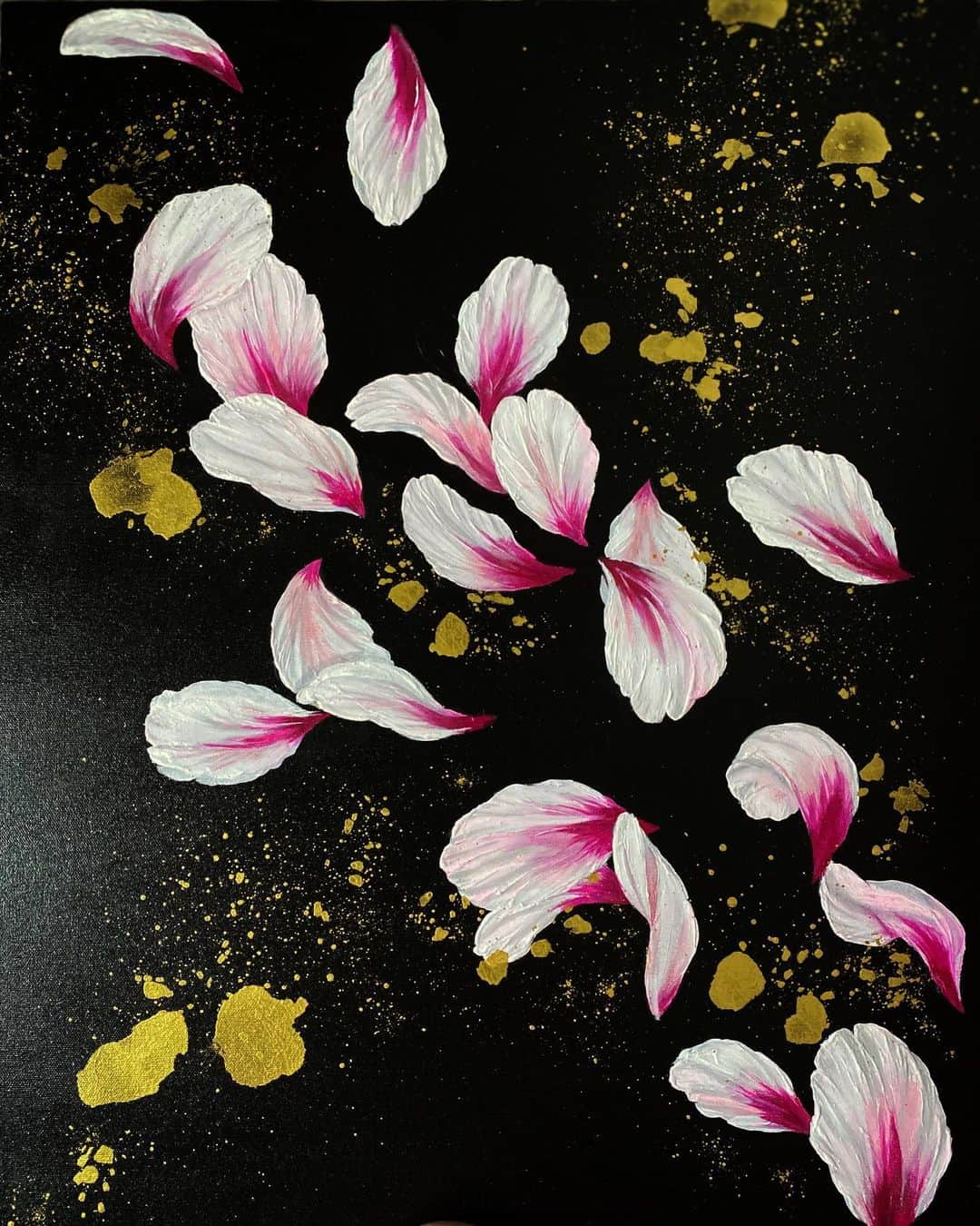 のインスタグラム：「. 完成したぁ…もう目がとれちゃいそう。笑 桜の花びらをこんなに大きく描くなんて、もうやらない😂🌸 でも、トライさせてもらえたことに感謝🙏🏻🤩  ❤️ . . #paint #japanese #art #petal #cherryblossom #sakura #japan #canvas #3dprinting」