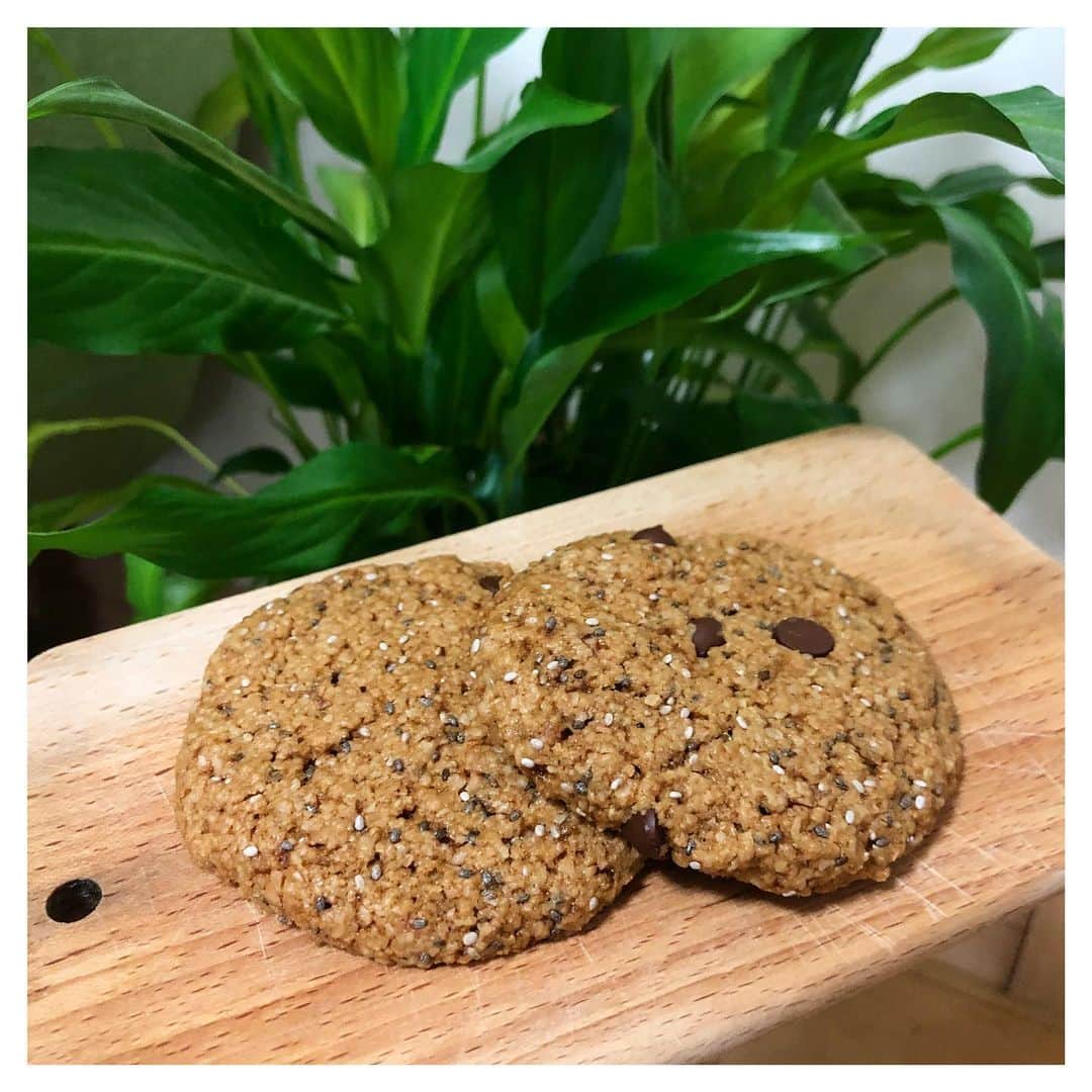 永井葉月さんのインスタグラム写真 - (永井葉月Instagram)「. . Hazu'kitchen👩‍🍳✨ 🍪〜Chocolate chip cookies〜🍪 . . 今回は @plantbased_miyu さんの レシピで作ってみました✨ めちゃくちゃしっとりだけど チアシードのプチプチ感とチョコチップが 良いアクセントになってすごく美味しかった✨ これは皆んなに作ってみて欲しい❣️ みゆさんありがとうございました😚💗 . . #vegan #veganrecipes #卵バター不使用  #vegansweets #ヴィーガンレシピ  #チョコチップクッキー #しっとりクッキー  #chocolatechipcookies #はづきっちん  #hazukitchen」7月4日 11時46分 - hazuki815hazuki