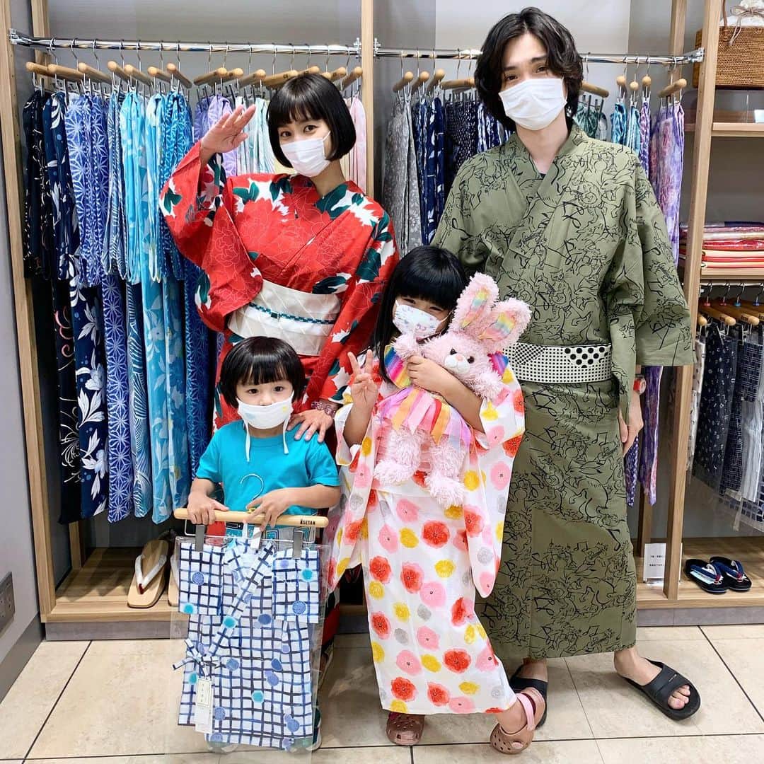 のインスタグラム：「家族で伊勢丹新宿店のゆかたアンバサダーとして店頭に遊びに行ってきました👨‍👩‍👧‍👦👘🎐❣️ 今年は「SUMMER GROOVE」がテーマ🎆 伊勢丹新宿店ならではの充実した品揃えに家族みんなで目移りしながら好みの一枚をセレクトしました👩‍👩‍👧‍👦💕 お好みの台と鼻緒を選んでカスタマイズした下駄も作れるんだそう👡❣️ ゆかたを買うなら是非伊勢丹新宿店へ🐎🕊🚃🌈  伊勢丹新宿店本館7階呉服売り場で、8月25日(火)まで展開中 詳しくは「伊勢丹 ゆかた」で検索！  🌟婦人・紳士のゆかたを買うと2種類から選べる特典もあります❣️※先着順 【１】パークシティイセタン３「ラ・カリテ」のゆかた着付け・ヘアセットメニューで使える500円優待券（先着100名） 【２】盆踊りにちなんだ「おどります」柄の手ぬぐい（先着50名）   #SUMMERGROOVE #伊勢丹 #ゆかた #浴衣 #盆踊り #ステイホーム盆踊り」