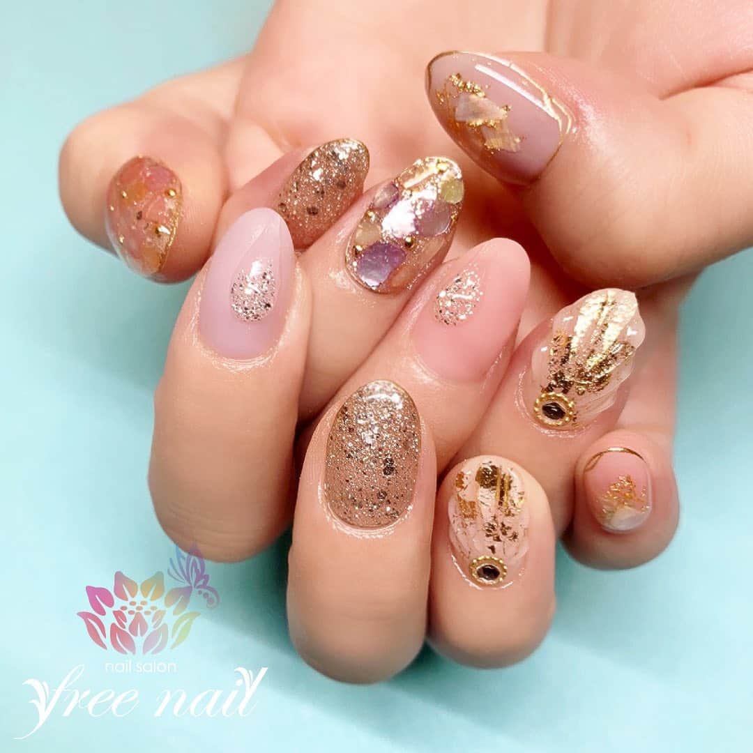 free nail フリーネイルのインスタグラム：「. お客様ネイル💅🏻🍋 . 大人マーメイドネイル🏝✨ . 夏ネイルは人魚の鱗🧜🏻‍♀️🐚 . ご来店ありがとうございました🙇🏻‍♀️🙇🏻‍♀️🙇🏻‍♀️💗 . #ネイルアート #ジェルネイル #ネイルサロン #大阪ネイルサロン #ネイルデザイン #ネイルチェンジ #人魚の鱗ネイル #貝殻ネイル #シェルストーンネイル #金箔ネイル #ピンクネイル #クリアネイル #デザインネイル #トレンドネイル #季節ネイル #大人ネイル #おしゃれネイル #夏ネイル #summernails #nailsart #nailsdid #美甲 #日式美甲 #日式美甲胶 #日本美甲师 #日本美甲老师 #美甲上课 #日本胶 #フリーネイル #freenail」
