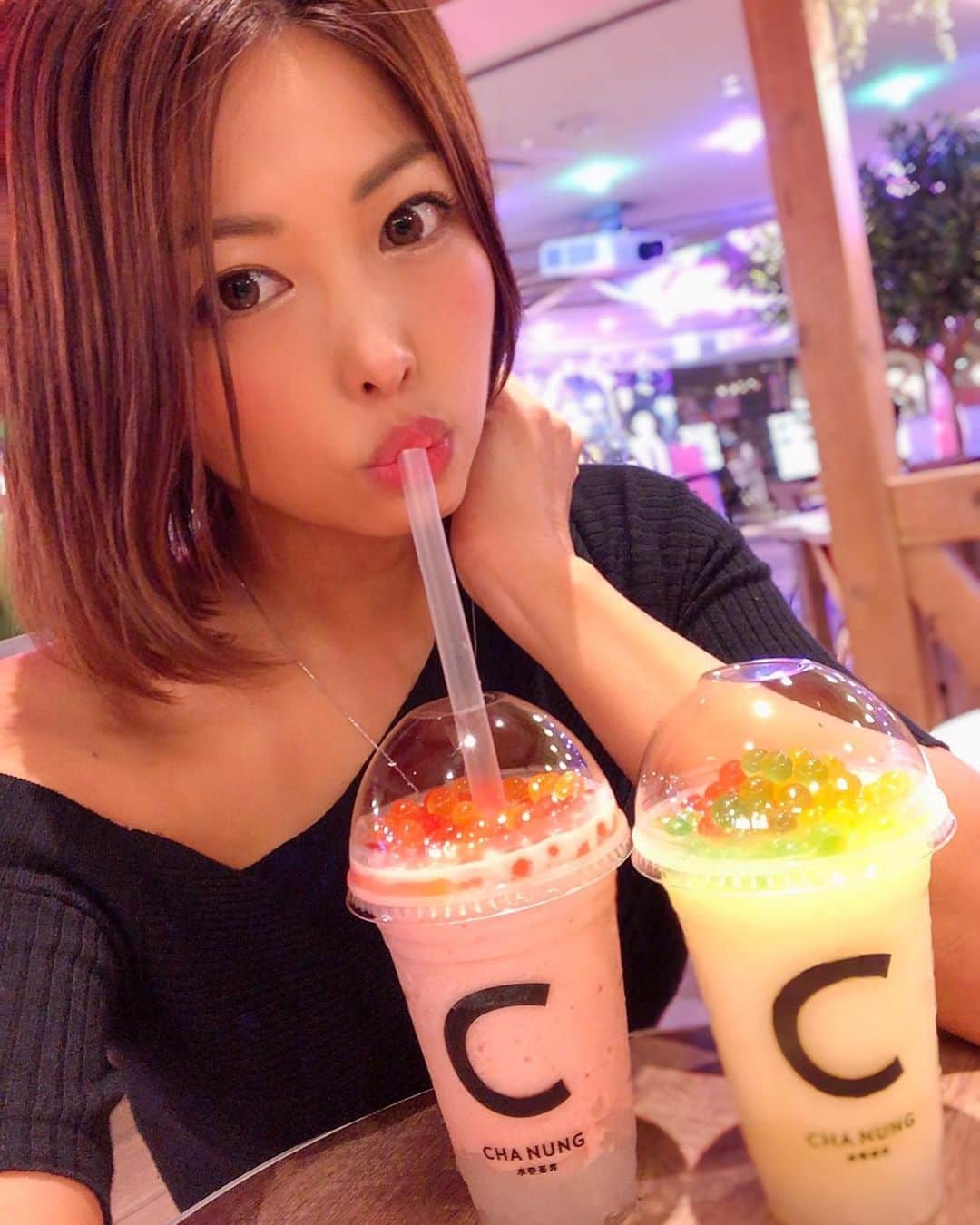あおい夏海さんのインスタグラム写真 - (あおい夏海Instagram)「先日タピオカ飲みたくなって、 イメージモデルをさせていただいているタピオカ専門店　@chanung_japan に寄ったら、 いくらみたいにな粒々"ポッピングボバ"っていう新商品出てて、タピオカじゃなくてこっち飲んできた😍❤️ 食感が本当にイクラみたいだった！笑 初めてナタデココをトッピングしたみた！ 美味しかったでーす❤️ . 超甘党の人には 黒糖ラテにプリンとタピオカ追加がオススメ💕 . . お知らせ！ 7月22日のなつみんと一緒にラウンド、 1名キャンセル出たので1名募集します！ お早めに！！ @smilegolf2018 ←こちらのURLからサイトに飛んで申し込してください🥰 . . #チャノン #タピオカ #chanung #タピオカ専門店 #新宿 #新宿ルミネスト #ポッピングボバ #あおい夏海 #夏」7月4日 12時00分 - natsumi.aoi