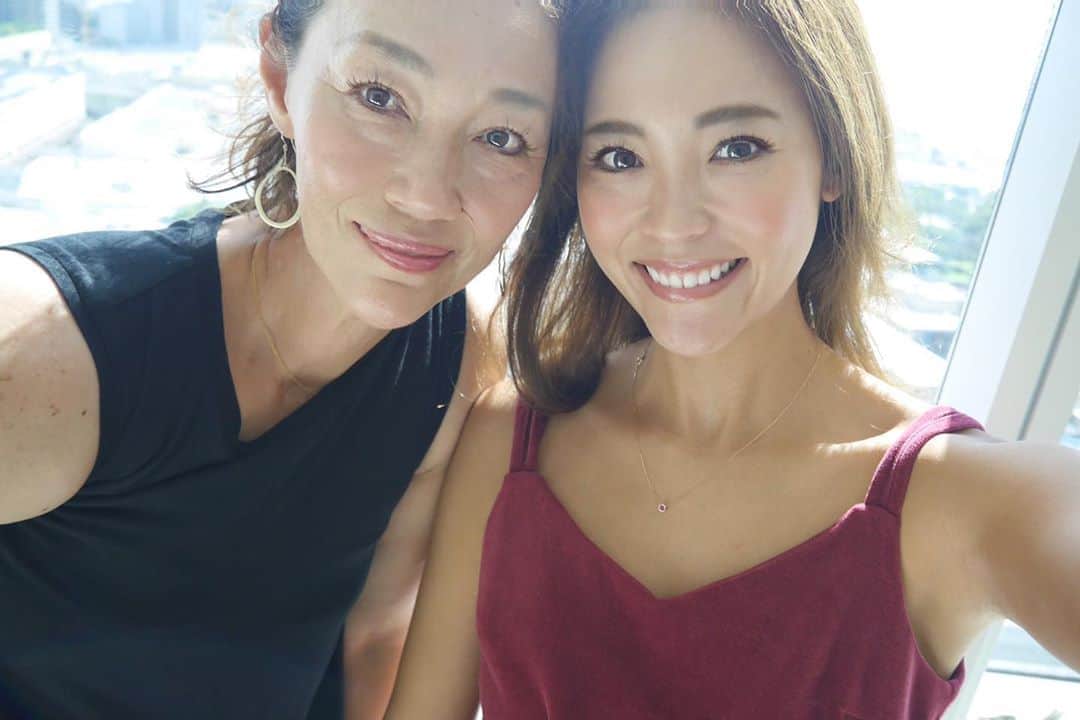 のインスタグラム：「my birthday🎂🎉🎈 ・ たくさんの感謝の気持ちを伝えたい日😌♥️ 写真はいつかのハワイ🌴 ・ #birthday #thankyou #motheranddaughter #love」