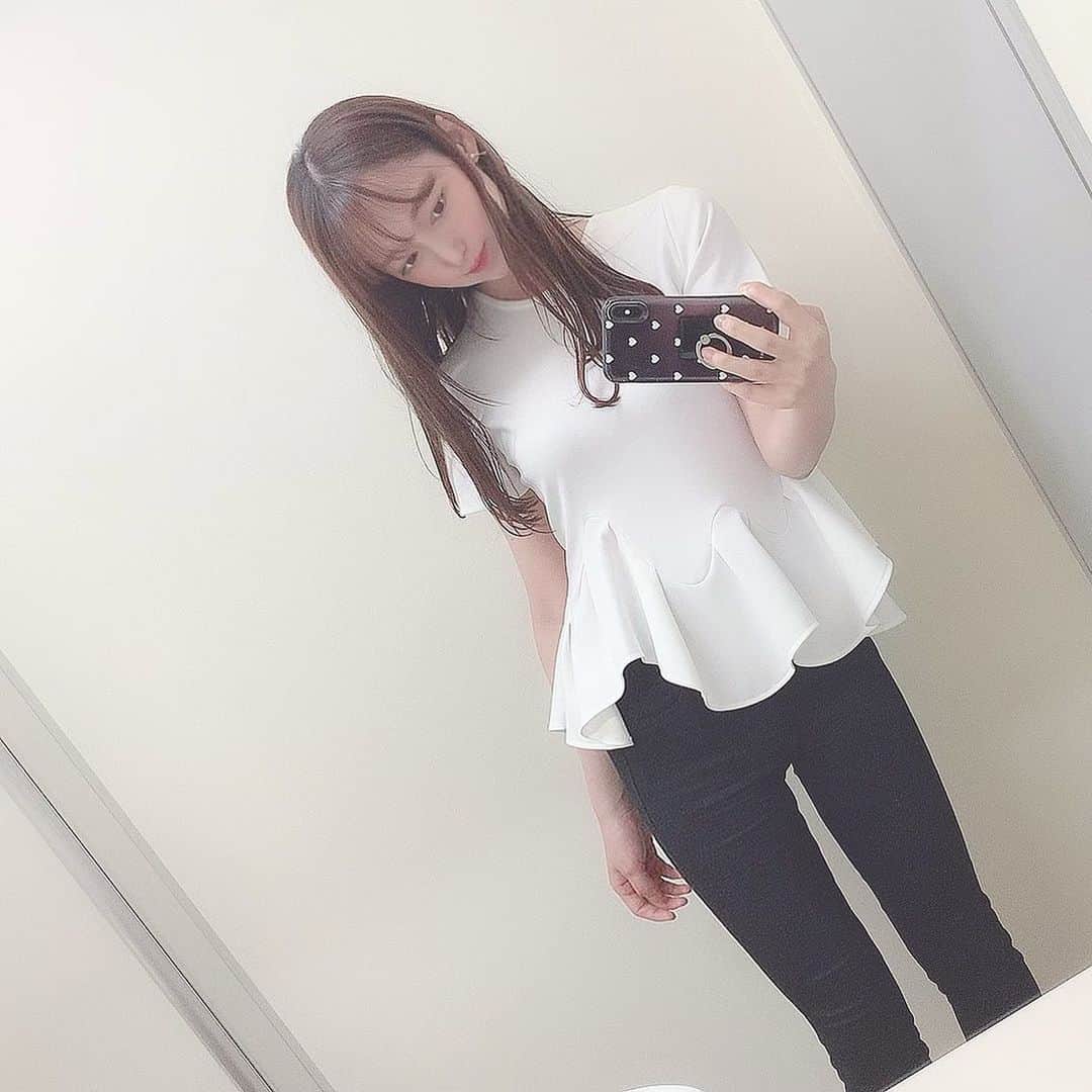 ぐんじりなのインスタグラム：「. . 前回沢山質問頂いた通勤コーデ🍒 私の会社は基本服の規定ないので ジーンズとかパンツスタイル多めです！ . ペプラムトップスは @elenore_official のもので シンプル可愛くてお気に入り🙂🍒 .  #ELENORE #エレノア #通勤コーデ #셀카 #셀피 #셀스타그램 #얼스타그램 #메이크」