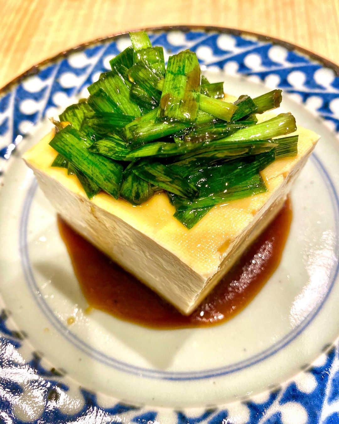 クボタマサヒコのインスタグラム：「🌿クボタ食堂の名脇役🌶  アテにも食事にも大活躍。 「ニラ醤油」 作り方noteにあげました。  レシピはこの先こっちにアップしていくので、 フォローしておいて貰えると嬉しいです！  プロフィールリンクからどうぞ☝︎  #クボタ食堂 #ニラ醤油 #うちごはん #自炊」