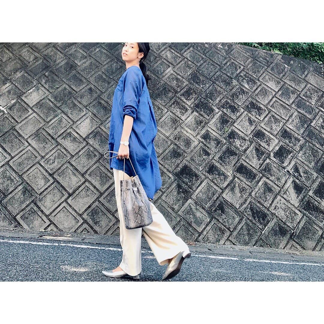 ryo0809appleさんのインスタグラム写真 - (ryo0809appleInstagram)「#coordinate ・ ・ ・ @gallardagalante_outlet で見つけた鮮やかな青いシャツ。 パーソナルカラー的には、きっとそんなに似合う色じゃないのかもだけど、薄手の柔らかい生地と着丈の長さと綺麗な青に惹かれて買ってみた。 オフホワイトのパンツと合わせれば涼しげな色合わせ🎐 ・ ・ ・ #服記録 #いつコ #先日のコーデ #プチプラ #プチプラコーデ #プチプラファッション  #ママコーデ  #ママファッション  #アラフォーコーデ  #40代コーデ  #アラフォーママ  #kaumo_fashion  #locari  #ponte_fashion  #mineby3mootd  #ママスタ夏コーデ  #gallardagalante_outlet  #シャツコーデ #uniqlo #ユニクロ #ユニクロきれいめ部 #ユニジョ #ハイウエストワイドパンツ  #きれいめコーデ」7月4日 11時58分 - ryo0809apple