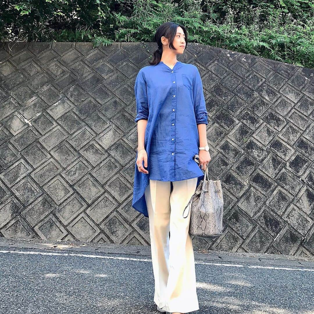 ryo0809appleさんのインスタグラム写真 - (ryo0809appleInstagram)「#coordinate ・ ・ ・ @gallardagalante_outlet で見つけた鮮やかな青いシャツ。 パーソナルカラー的には、きっとそんなに似合う色じゃないのかもだけど、薄手の柔らかい生地と着丈の長さと綺麗な青に惹かれて買ってみた。 オフホワイトのパンツと合わせれば涼しげな色合わせ🎐 ・ ・ ・ #服記録 #いつコ #先日のコーデ #プチプラ #プチプラコーデ #プチプラファッション  #ママコーデ  #ママファッション  #アラフォーコーデ  #40代コーデ  #アラフォーママ  #kaumo_fashion  #locari  #ponte_fashion  #mineby3mootd  #ママスタ夏コーデ  #gallardagalante_outlet  #シャツコーデ #uniqlo #ユニクロ #ユニクロきれいめ部 #ユニジョ #ハイウエストワイドパンツ  #きれいめコーデ」7月4日 11時58分 - ryo0809apple