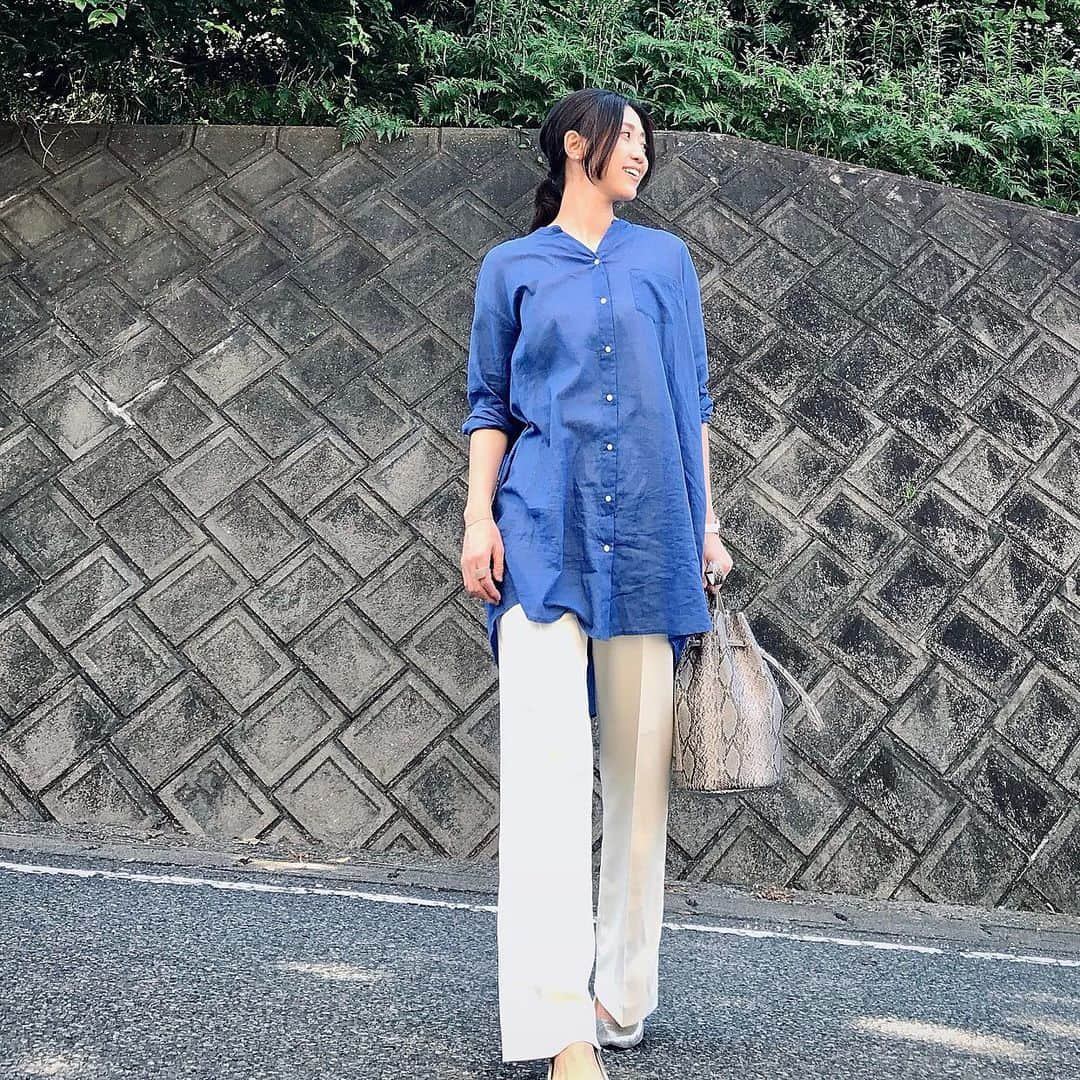 ryo0809appleさんのインスタグラム写真 - (ryo0809appleInstagram)「#coordinate ・ ・ ・ @gallardagalante_outlet で見つけた鮮やかな青いシャツ。 パーソナルカラー的には、きっとそんなに似合う色じゃないのかもだけど、薄手の柔らかい生地と着丈の長さと綺麗な青に惹かれて買ってみた。 オフホワイトのパンツと合わせれば涼しげな色合わせ🎐 ・ ・ ・ #服記録 #いつコ #先日のコーデ #プチプラ #プチプラコーデ #プチプラファッション  #ママコーデ  #ママファッション  #アラフォーコーデ  #40代コーデ  #アラフォーママ  #kaumo_fashion  #locari  #ponte_fashion  #mineby3mootd  #ママスタ夏コーデ  #gallardagalante_outlet  #シャツコーデ #uniqlo #ユニクロ #ユニクロきれいめ部 #ユニジョ #ハイウエストワイドパンツ  #きれいめコーデ」7月4日 11時58分 - ryo0809apple