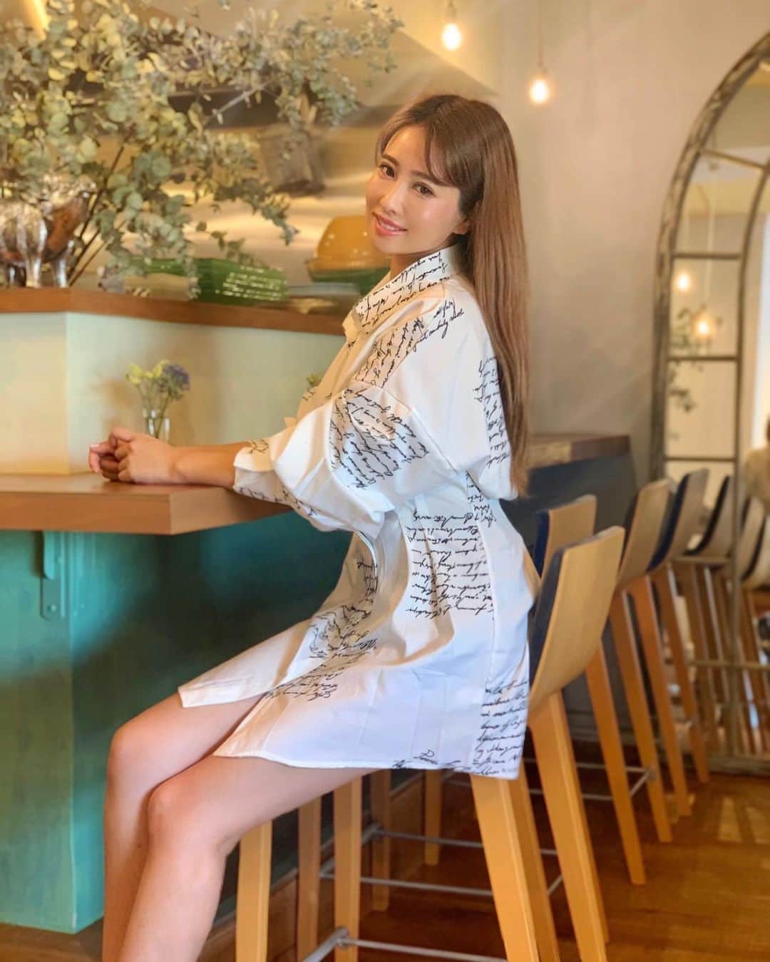 のインスタグラム：「💐✨ . 先日のcafe🍽💓 . @lily_closet.store シャツワンピを着ました🧏‍♀️ . @shaon.official サンダルは履きやすくて、最近しょっちゅう履いてます🤍お気に入りサンダル☺️✨3枚目と5枚目の写真をスワイプしてみてね✨ @shipi0520 ちゃんのところの靴は、デザインも可愛いし履き着心地良すぎ🎵✨ . お誕生日のお祝いをしてくれた🍰 @yanooochan ありがとう🤍🤍 . . #lunch#sandal#サンダル#ランチ#履きやすいサンダル#シャツワンピ#ワンピース#ケーキ#🍰」