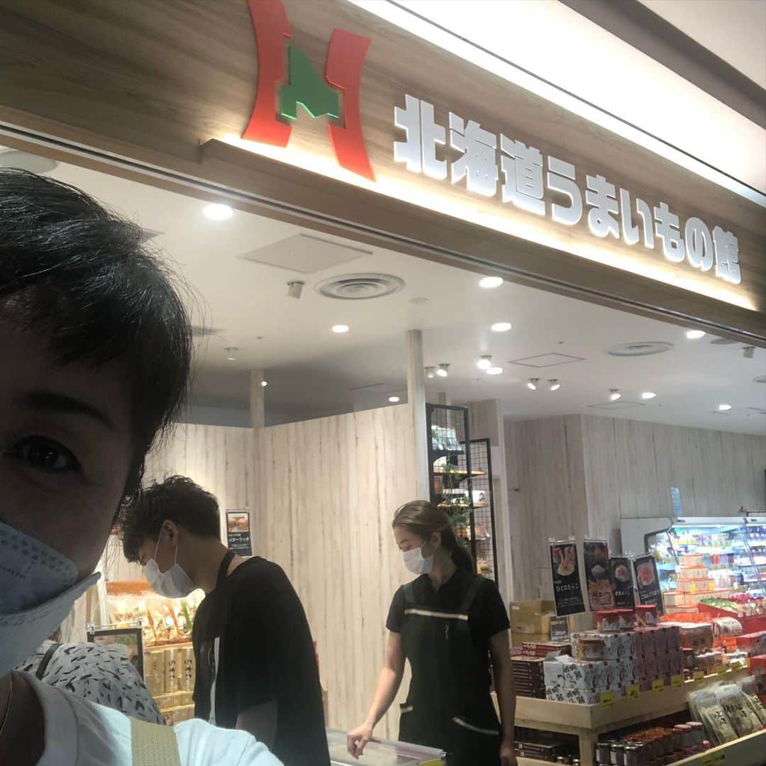 のインスタグラム：「週末はキャナルへ、、、。久々色々お買い物‼️ #キャナルシティ博多  #北海道ふるさと館 #ソフトクリーム #美味しいお菓子 #バータビレッジ #大名盛り上げ隊  #大名盛り上げよう  #美味しい」