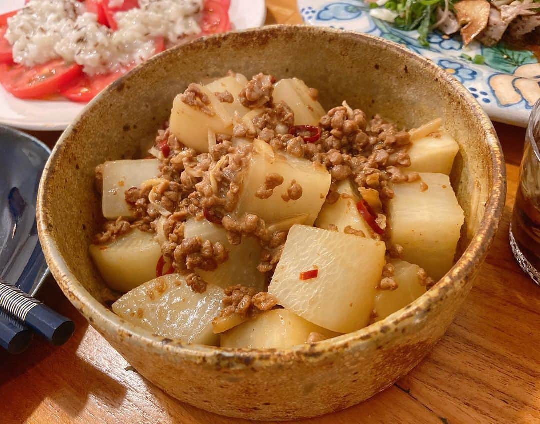 菅原沙樹さんのインスタグラム写真 - (菅原沙樹Instagram)「昨夜の👩🏻‍🍳 素敵なcharritaのお皿に、一発目は薬味たっぷりのマグロステーキをのせると決めていた。 あとは、大豆ミートで作った大根のそぼろあんかけ、 玉ねぎとキャラウェイシードで作ったドレッシングでトマトサラダ、 とうもろこし、 じゅんさいの酢の物。 #トーキョー嫁ご飯#トーキョー家族ご飯」7月4日 12時13分 - saki313apo