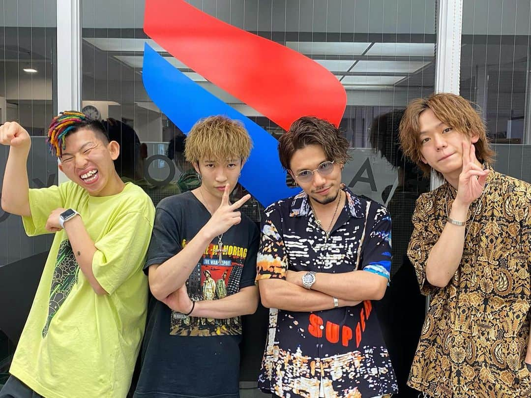 出井直助さんのインスタグラム写真 - (出井直助Instagram)「. 🇫🇷✂️ 〜 NEW TEAM 〜 ✂️🇫🇷 . 出井チームに新メンバー加わりました😎 今月からこの布陣でいきますので、よろしくお願い致します🔥 . 🆕荒木 @r_hakuryu  ✌️榊原 @sakakibalights_ocean 🌈近藤 @ocean_dread . #OCEANTOKYOWEST #オーシャントーキョーウエスト」7月4日 12時14分 - ocean_naosuke